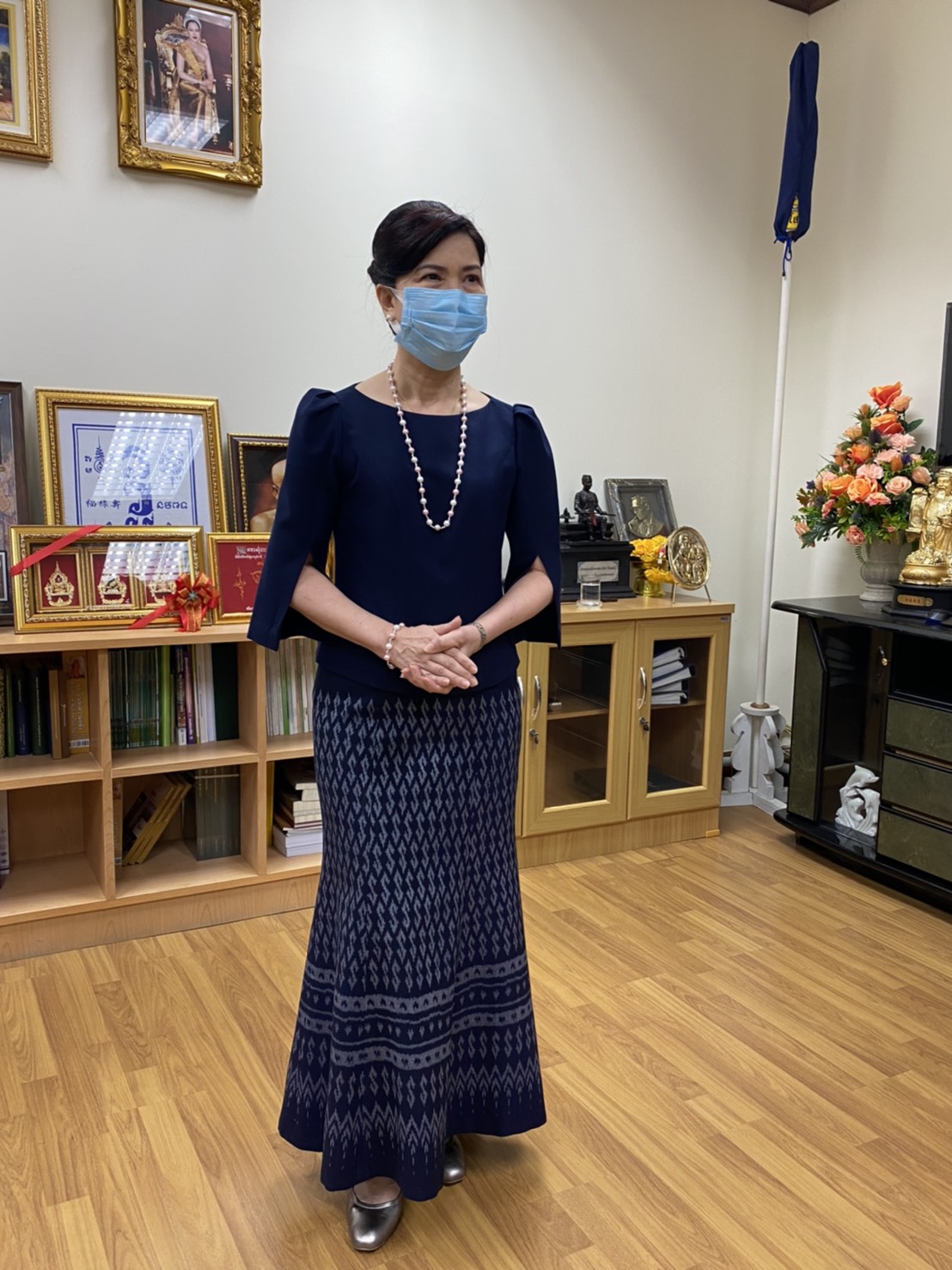 ??พ่อเมืองยโสธร พร้อมด้วยนายกเหล่ากาชาดจังหวัดยโสธร รองผู้ว่าราชการจังหวัดยโสธร และปลัดจังหวัดยโสธร เชิญชวนหน่วยงานและชาวจังหวัดยโสธรสวมใส่ผ้าไทย/ผ้าพื้นเมือง