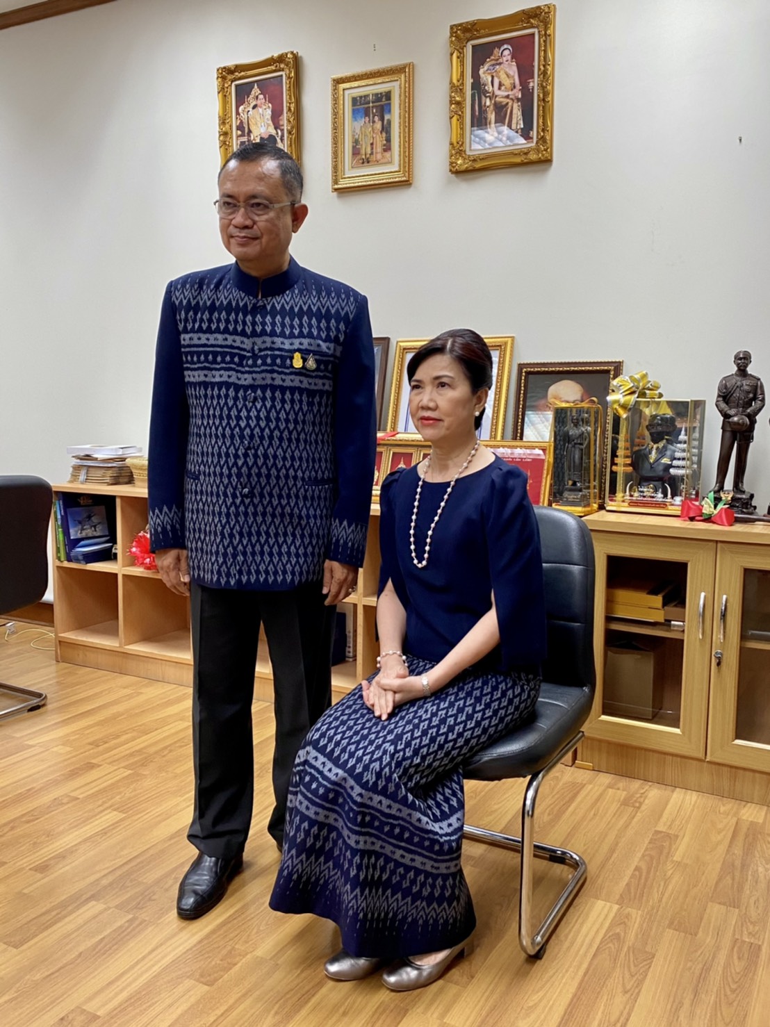 ??พ่อเมืองยโสธร พร้อมด้วยนายกเหล่ากาชาดจังหวัดยโสธร รองผู้ว่าราชการจังหวัดยโสธร และปลัดจังหวัดยโสธร เชิญชวนหน่วยงานและชาวจังหวัดยโสธรสวมใส่ผ้าไทย/ผ้าพื้นเมือง