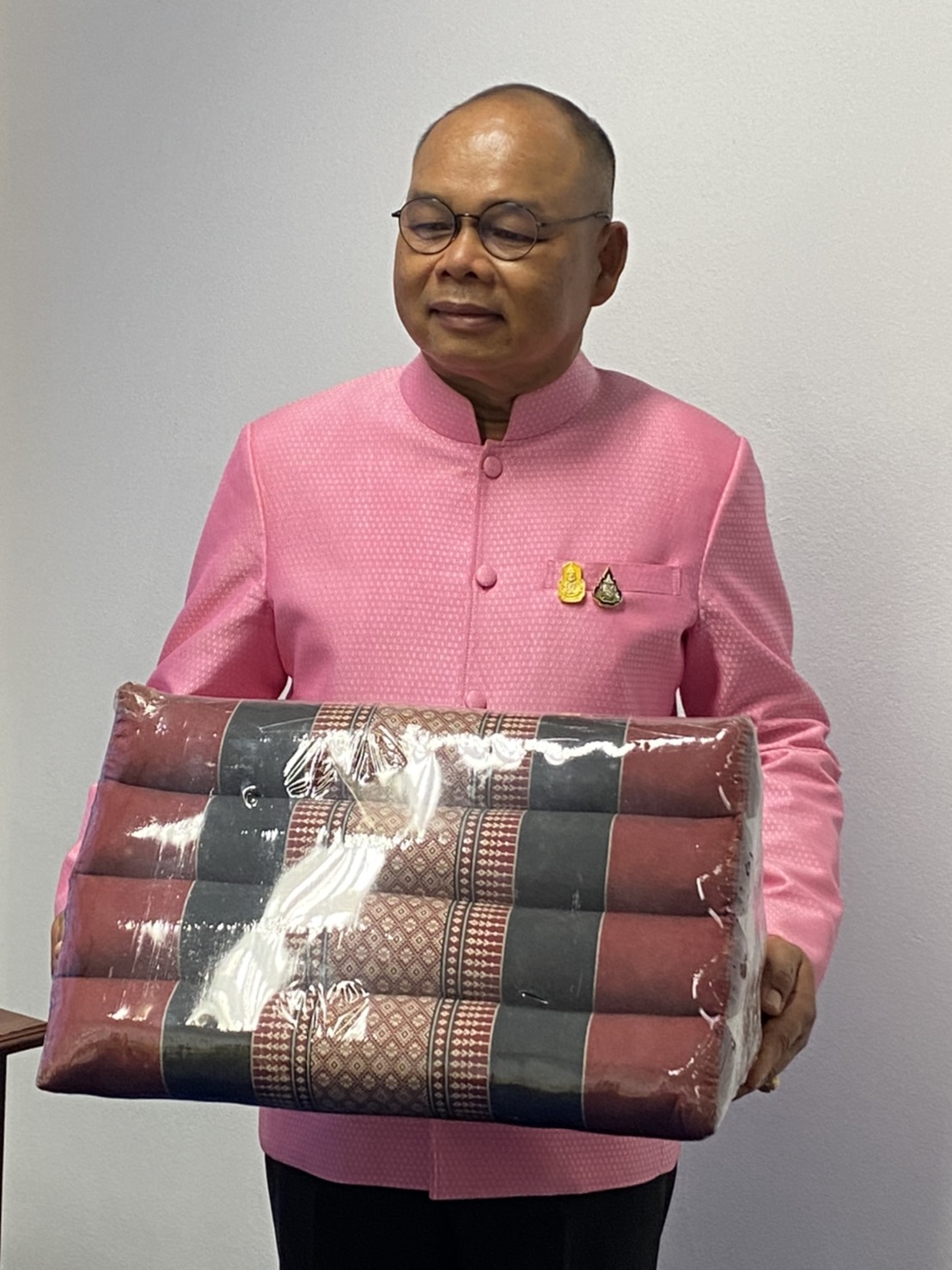 ??พ่อเมืองยโสธร พร้อมด้วยนายกเหล่ากาชาดจังหวัดยโสธร รองผู้ว่าราชการจังหวัดยโสธร และปลัดจังหวัดยโสธร เชิญชวนหน่วยงานและชาวจังหวัดยโสธรสวมใส่ผ้าไทย/ผ้าพื้นเมือง