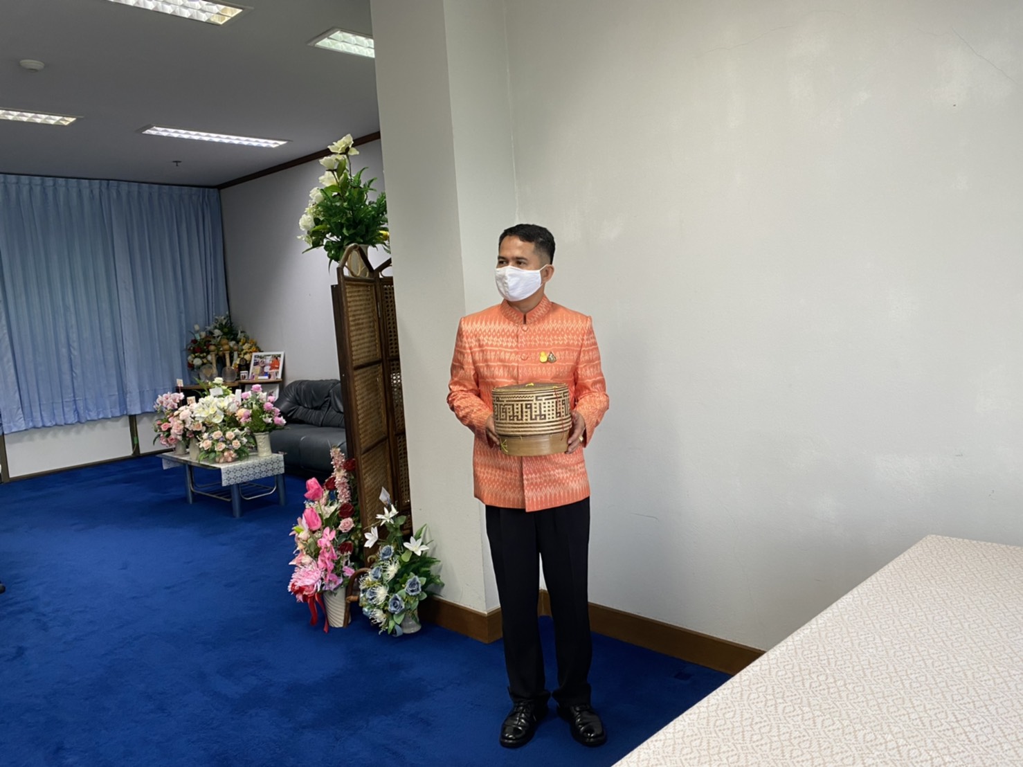 ??พ่อเมืองยโสธร พร้อมด้วยนายกเหล่ากาชาดจังหวัดยโสธร รองผู้ว่าราชการจังหวัดยโสธร และปลัดจังหวัดยโสธร เชิญชวนหน่วยงานและชาวจังหวัดยโสธรสวมใส่ผ้าไทย/ผ้าพื้นเมือง