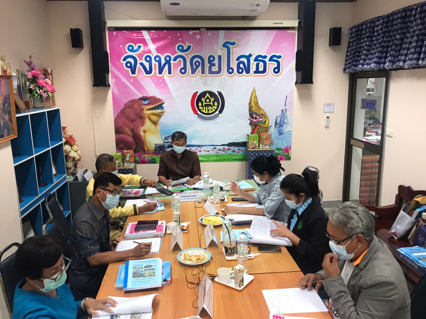 ประเมินผลอย่างเข้มข้น เป็นวันที่ 3 สำรับการประเมินผลการพัฒนาหมู่บ้านเศรษฐกิจพอเพียง       “อยู่เย็น เป็นสุข” และกิจกรรมพัฒนาชุมชนดีเด่น ประจำปี 2564 ผ่านห้องประชุมออนไลน์ (Session call) วันที่ 3 พื้นที่อำเภอทรายมูล,ค้อวัง,เมืองยโสธร