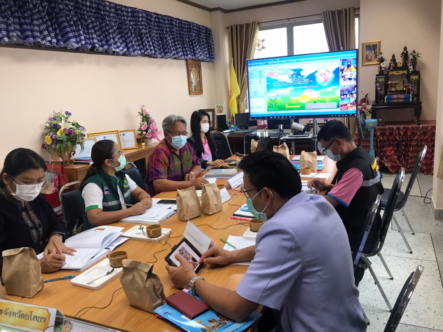ประเมินผลอย่างเข้มข้น เป็นวันที่ 3 สำรับการประเมินผลการพัฒนาหมู่บ้านเศรษฐกิจพอเพียง       “อยู่เย็น เป็นสุข” และกิจกรรมพัฒนาชุมชนดีเด่น ประจำปี 2564 ผ่านห้องประชุมออนไลน์ (Session call) วันที่ 3 พื้นที่อำเภอทรายมูล,ค้อวัง,เมืองยโสธร