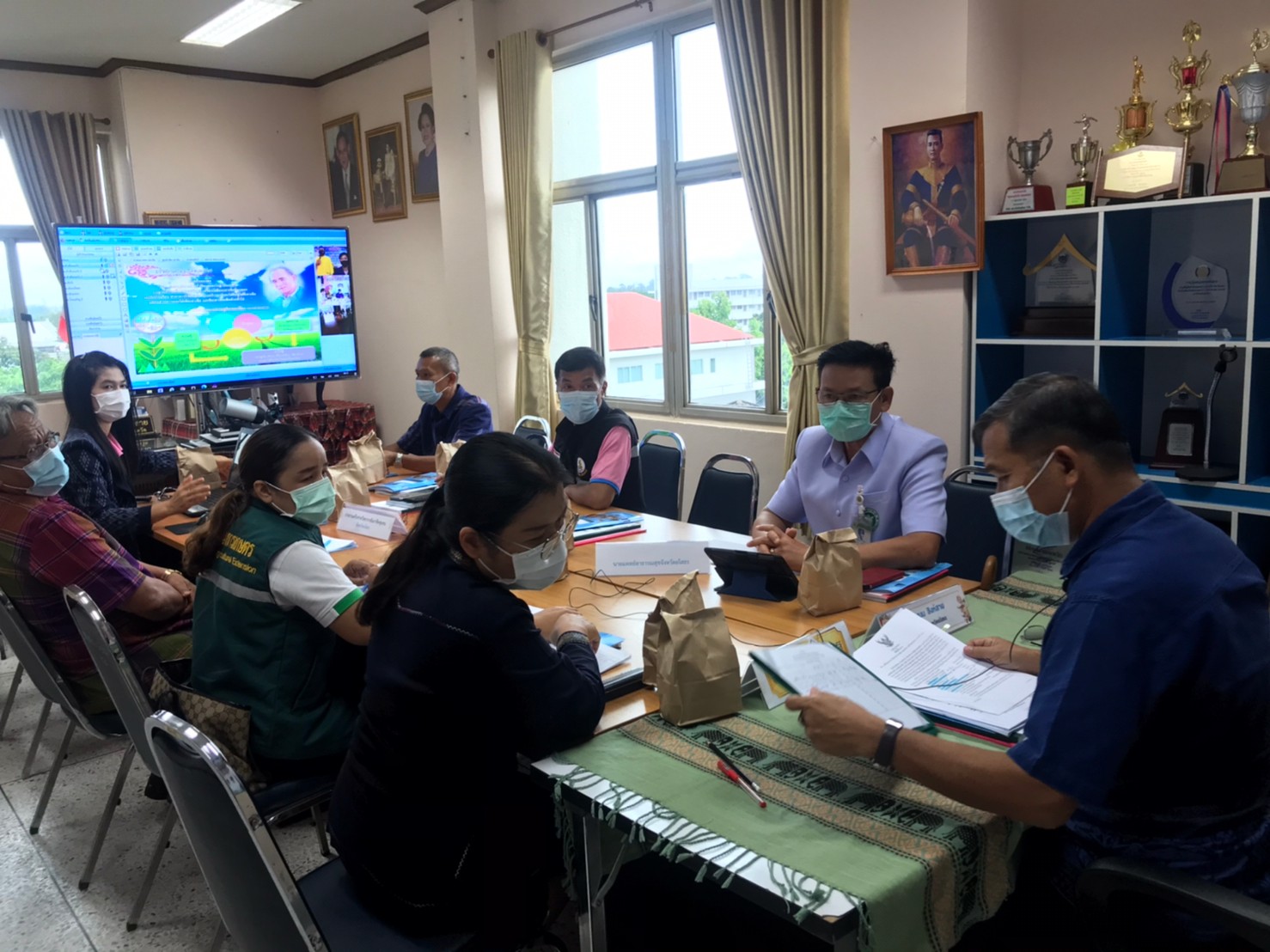 ประเมินผลอย่างเข้มข้น เป็นวันที่ 3 สำรับการประเมินผลการพัฒนาหมู่บ้านเศรษฐกิจพอเพียง       “อยู่เย็น เป็นสุข” และกิจกรรมพัฒนาชุมชนดีเด่น ประจำปี 2564 ผ่านห้องประชุมออนไลน์ (Session call) วันที่ 3 พื้นที่อำเภอทรายมูล,ค้อวัง,เมืองยโสธร
