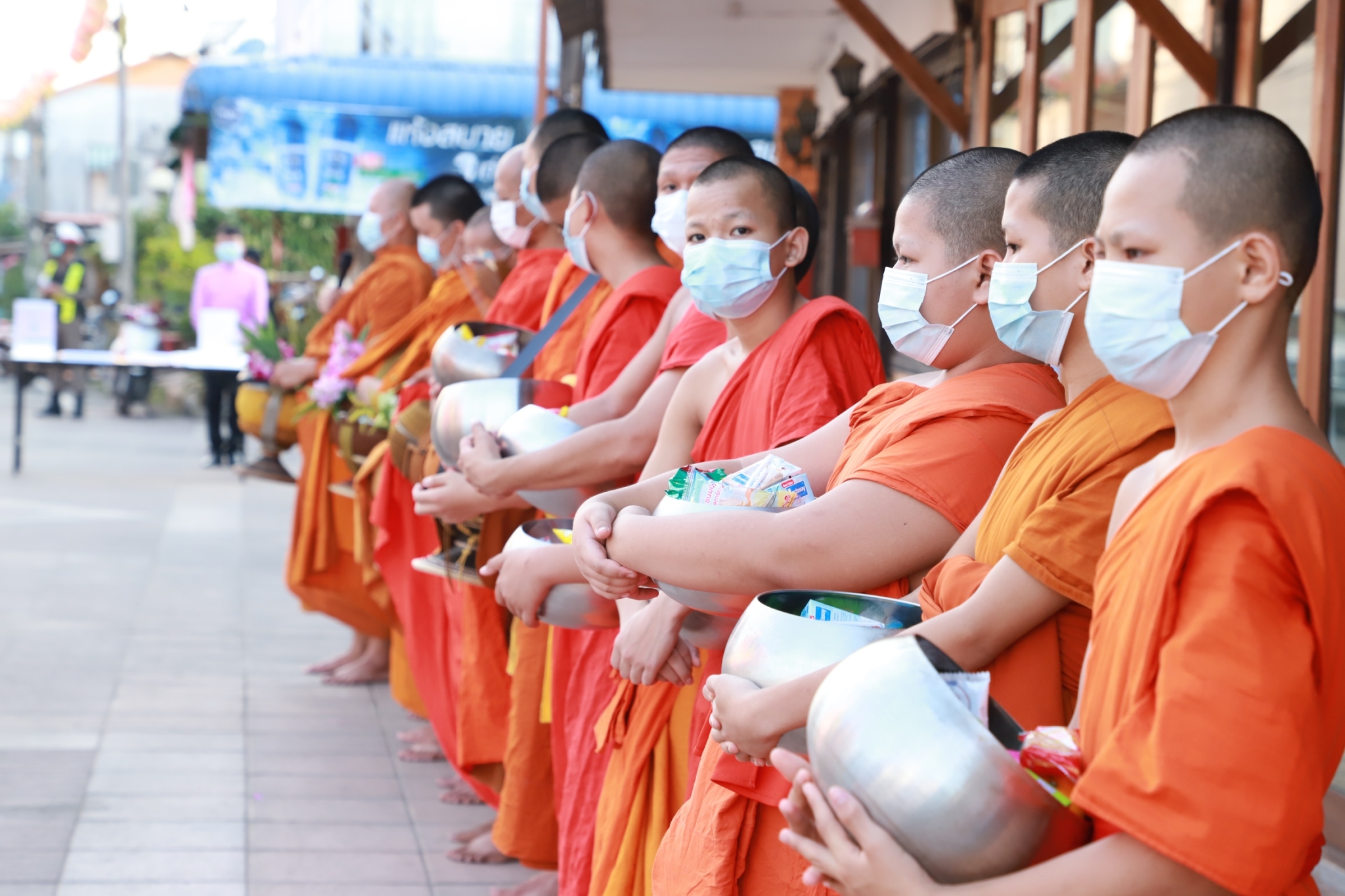 พจ.ยโสธร ร่วมกิจกรรมทำบุญตักบาตรวิถีถิ่น วิถีไทยเฉลิมพระเกียรติเนื่องในวันเฉลิมพระชนมพรรษาสมเด็จพระนางเจ้าสุทิดา พัชรสุธาพิมลลักษณ พระบรมราชินี 3 มิถุนายน 2564