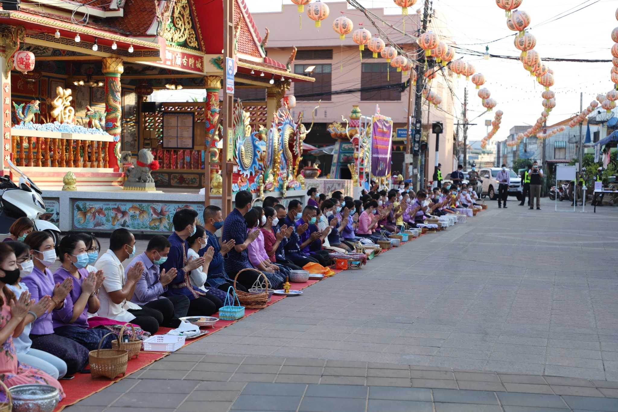พจ.ยโสธร ร่วมกิจกรรมทำบุญตักบาตรวิถีถิ่น วิถีไทยเฉลิมพระเกียรติเนื่องในวันเฉลิมพระชนมพรรษาสมเด็จพระนางเจ้าสุทิดา พัชรสุธาพิมลลักษณ พระบรมราชินี 3 มิถุนายน 2564