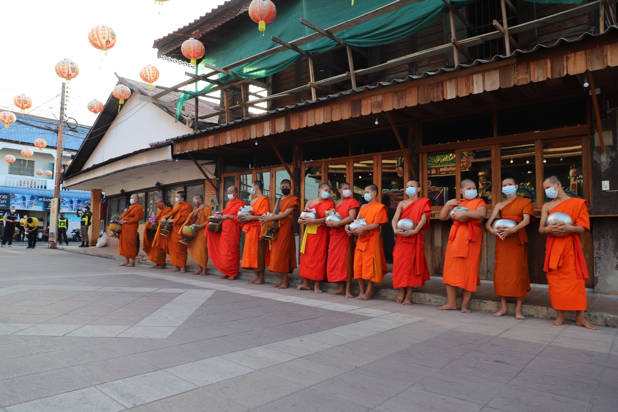 พจ.ยโสธร ร่วมกิจกรรมทำบุญตักบาตรวิถีถิ่น วิถีไทยเฉลิมพระเกียรติเนื่องในวันเฉลิมพระชนมพรรษาสมเด็จพระนางเจ้าสุทิดา พัชรสุธาพิมลลักษณ พระบรมราชินี 3 มิถุนายน 2564