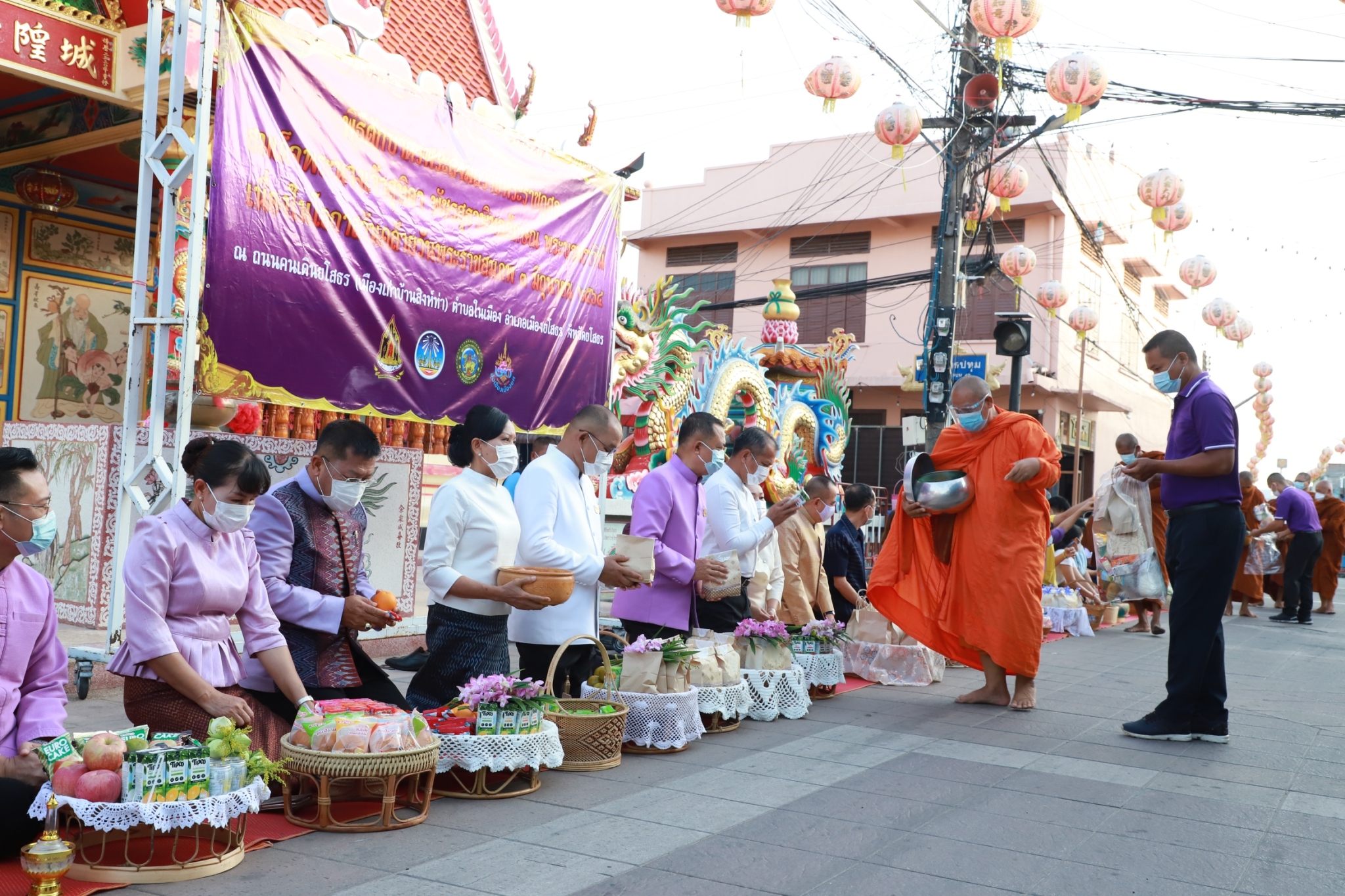 พจ.ยโสธร ร่วมกิจกรรมทำบุญตักบาตรวิถีถิ่น วิถีไทยเฉลิมพระเกียรติเนื่องในวันเฉลิมพระชนมพรรษาสมเด็จพระนางเจ้าสุทิดา พัชรสุธาพิมลลักษณ พระบรมราชินี 3 มิถุนายน 2564