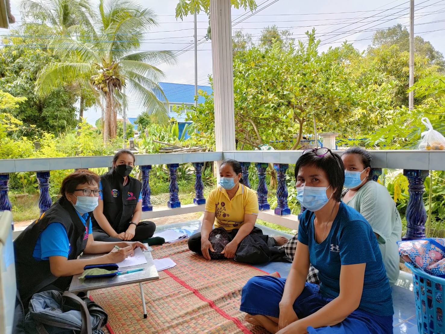 ติดตาม กองทุนพัฒนาบทบาทสตรีจังหวัดยโสธร (ทีมใต้ร่มบารมีพญาแถน) ออกติดตามกองทุนพัฒนาบทบาทสตรี พื้นที่อำเภอเมืองยโสธร ?วันที่  22  กรกฎาคม 2564 เวลา 09.30 – 16.00 น. นายพนม สิงห์สาย พัฒนาการจังหวัดยโสธร มอบหมายคณะทำงานติดตามหนี้กองทุนพัฒนาบทบาทสตรีจังหวัดยโสธร   เพื่อติดตามโครงการประเภทเงินทุนหมุนเวียนที่ได้รับการอนุมัติ ยโสธร     ในปี 2556 – 2563  พื้นที่อำเภอเมืองยโสธร      	 ในการนี้ คณะติดตามฯ ได้ประชุมร่วมกับพัฒนาการอำเภอเมืองยโสธร เจ้าหน้าที่พัฒนาชุมชน  และลูกหนี้ที่ค้างชำระ  พร้อมทั้งลงพื้นที่ติดตามในหมู่บ้าน จำนวน 5 กลุ่ม โดยพบว่ากลุ่มอาชีพในพื้นที่  มีลูกหนี้ที่กู้ยืมเงินของกองทุนไปประกอบอาชีพ ส่วนใหญ่เข้าสู่โครงการพักชำระหนี้ ปรับลดหรืองดดอกบี้ย   และมีลูกหนี้หลายกลุ่มพร้อมจะเข้าชำระหนี้คืนกองทุนในห้วงสิ้นเดือนกรกฎาคม 2564  ? เป้าหมายการพัฒนาจังหวัดยโสธร “ยโสธรเมืองเกษตรอินทรีย์ เมืองแห่งวิถีอีสาน@25