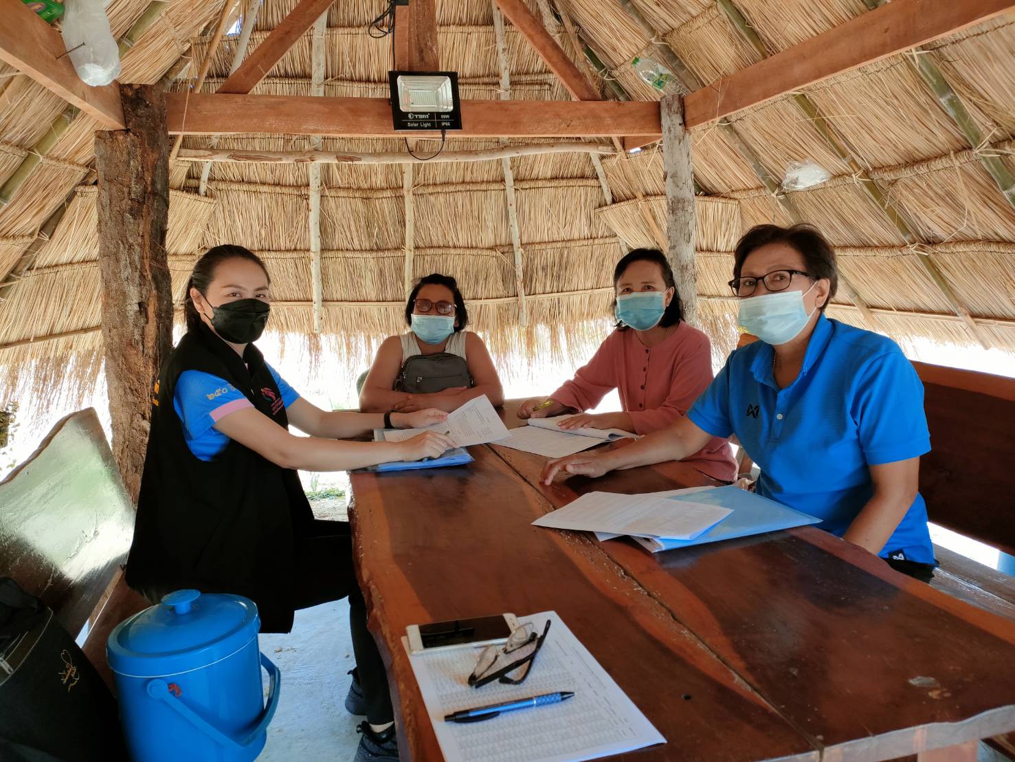 ติดตาม กองทุนพัฒนาบทบาทสตรีจังหวัดยโสธร (ทีมใต้ร่มบารมีพญาแถน) ออกติดตามกองทุนพัฒนาบทบาทสตรี พื้นที่อำเภอเมืองยโสธร ?วันที่  22  กรกฎาคม 2564 เวลา 09.30 – 16.00 น. นายพนม สิงห์สาย พัฒนาการจังหวัดยโสธร มอบหมายคณะทำงานติดตามหนี้กองทุนพัฒนาบทบาทสตรีจังหวัดยโสธร   เพื่อติดตามโครงการประเภทเงินทุนหมุนเวียนที่ได้รับการอนุมัติ ยโสธร     ในปี 2556 – 2563  พื้นที่อำเภอเมืองยโสธร      	 ในการนี้ คณะติดตามฯ ได้ประชุมร่วมกับพัฒนาการอำเภอเมืองยโสธร เจ้าหน้าที่พัฒนาชุมชน  และลูกหนี้ที่ค้างชำระ  พร้อมทั้งลงพื้นที่ติดตามในหมู่บ้าน จำนวน 5 กลุ่ม โดยพบว่ากลุ่มอาชีพในพื้นที่  มีลูกหนี้ที่กู้ยืมเงินของกองทุนไปประกอบอาชีพ ส่วนใหญ่เข้าสู่โครงการพักชำระหนี้ ปรับลดหรืองดดอกบี้ย   และมีลูกหนี้หลายกลุ่มพร้อมจะเข้าชำระหนี้คืนกองทุนในห้วงสิ้นเดือนกรกฎาคม 2564  ? เป้าหมายการพัฒนาจังหวัดยโสธร “ยโสธรเมืองเกษตรอินทรีย์ เมืองแห่งวิถีอีสาน@25