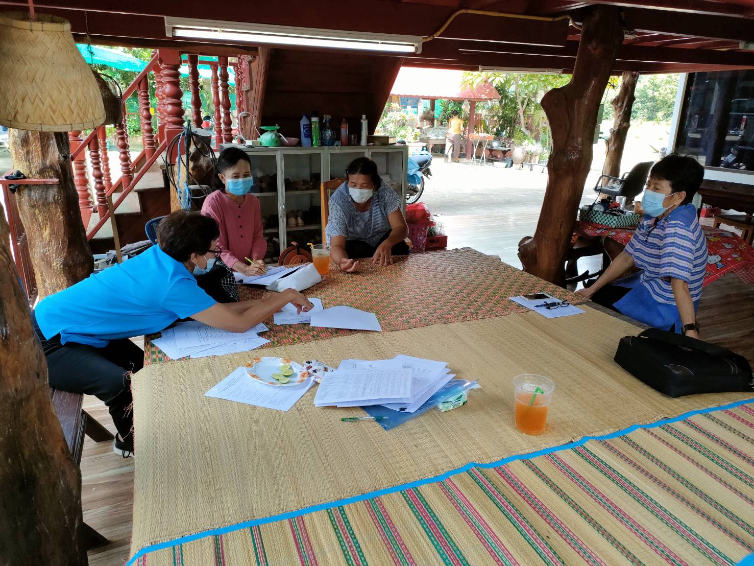 ติดตาม กองทุนพัฒนาบทบาทสตรีจังหวัดยโสธร (ทีมใต้ร่มบารมีพญาแถน) ออกติดตามกองทุนพัฒนาบทบาทสตรี พื้นที่อำเภอเมืองยโสธร ?วันที่  22  กรกฎาคม 2564 เวลา 09.30 – 16.00 น. นายพนม สิงห์สาย พัฒนาการจังหวัดยโสธร มอบหมายคณะทำงานติดตามหนี้กองทุนพัฒนาบทบาทสตรีจังหวัดยโสธร   เพื่อติดตามโครงการประเภทเงินทุนหมุนเวียนที่ได้รับการอนุมัติ ยโสธร     ในปี 2556 – 2563  พื้นที่อำเภอเมืองยโสธร      	 ในการนี้ คณะติดตามฯ ได้ประชุมร่วมกับพัฒนาการอำเภอเมืองยโสธร เจ้าหน้าที่พัฒนาชุมชน  และลูกหนี้ที่ค้างชำระ  พร้อมทั้งลงพื้นที่ติดตามในหมู่บ้าน จำนวน 5 กลุ่ม โดยพบว่ากลุ่มอาชีพในพื้นที่  มีลูกหนี้ที่กู้ยืมเงินของกองทุนไปประกอบอาชีพ ส่วนใหญ่เข้าสู่โครงการพักชำระหนี้ ปรับลดหรืองดดอกบี้ย   และมีลูกหนี้หลายกลุ่มพร้อมจะเข้าชำระหนี้คืนกองทุนในห้วงสิ้นเดือนกรกฎาคม 2564  ? เป้าหมายการพัฒนาจังหวัดยโสธร “ยโสธรเมืองเกษตรอินทรีย์ เมืองแห่งวิถีอีสาน@25