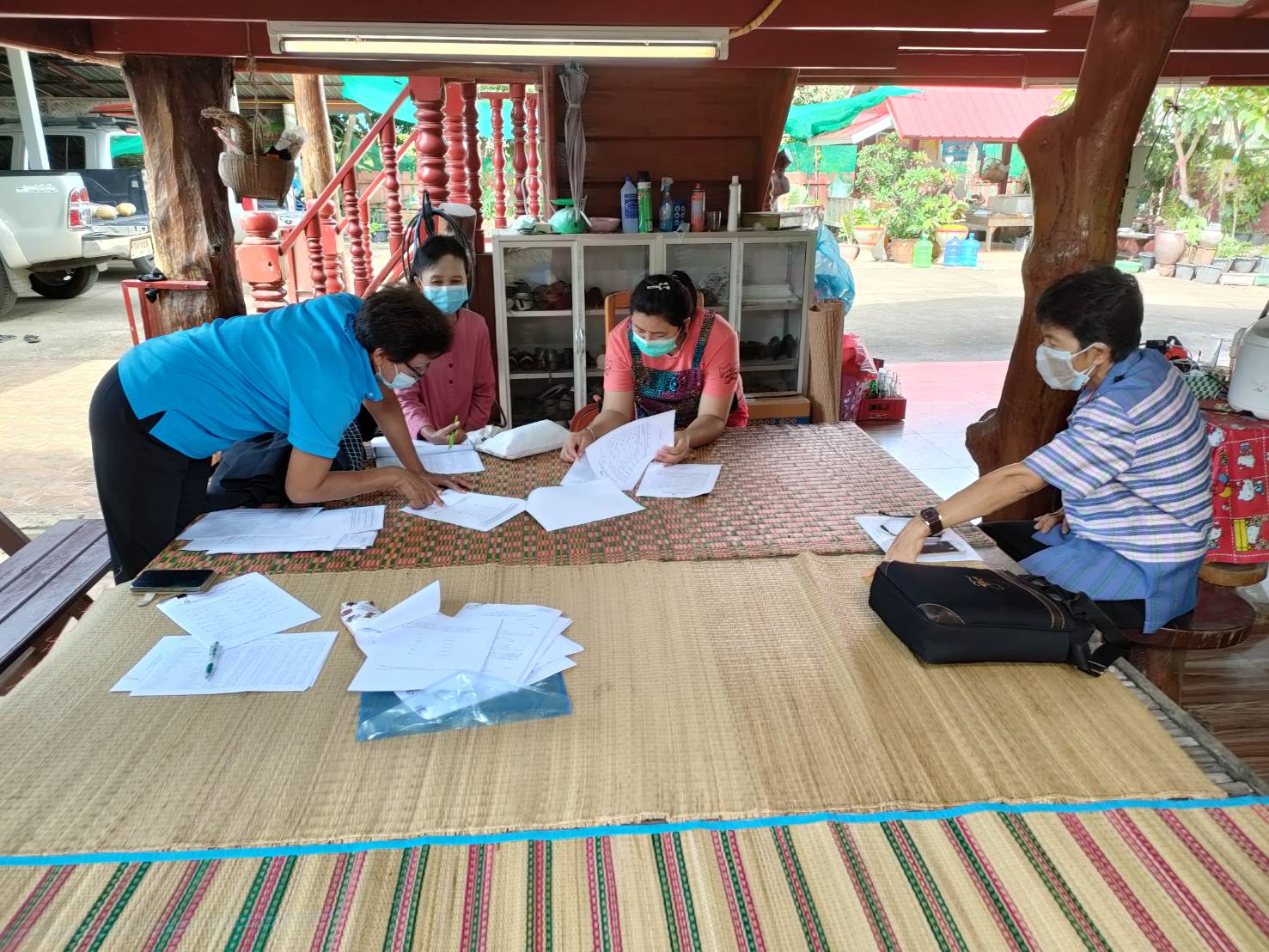 ติดตาม กองทุนพัฒนาบทบาทสตรีจังหวัดยโสธร (ทีมใต้ร่มบารมีพญาแถน) ออกติดตามกองทุนพัฒนาบทบาทสตรี พื้นที่อำเภอเมืองยโสธร ?วันที่  22  กรกฎาคม 2564 เวลา 09.30 – 16.00 น. นายพนม สิงห์สาย พัฒนาการจังหวัดยโสธร มอบหมายคณะทำงานติดตามหนี้กองทุนพัฒนาบทบาทสตรีจังหวัดยโสธร   เพื่อติดตามโครงการประเภทเงินทุนหมุนเวียนที่ได้รับการอนุมัติ ยโสธร     ในปี 2556 – 2563  พื้นที่อำเภอเมืองยโสธร      	 ในการนี้ คณะติดตามฯ ได้ประชุมร่วมกับพัฒนาการอำเภอเมืองยโสธร เจ้าหน้าที่พัฒนาชุมชน  และลูกหนี้ที่ค้างชำระ  พร้อมทั้งลงพื้นที่ติดตามในหมู่บ้าน จำนวน 5 กลุ่ม โดยพบว่ากลุ่มอาชีพในพื้นที่  มีลูกหนี้ที่กู้ยืมเงินของกองทุนไปประกอบอาชีพ ส่วนใหญ่เข้าสู่โครงการพักชำระหนี้ ปรับลดหรืองดดอกบี้ย   และมีลูกหนี้หลายกลุ่มพร้อมจะเข้าชำระหนี้คืนกองทุนในห้วงสิ้นเดือนกรกฎาคม 2564  ? เป้าหมายการพัฒนาจังหวัดยโสธร “ยโสธรเมืองเกษตรอินทรีย์ เมืองแห่งวิถีอีสาน@25