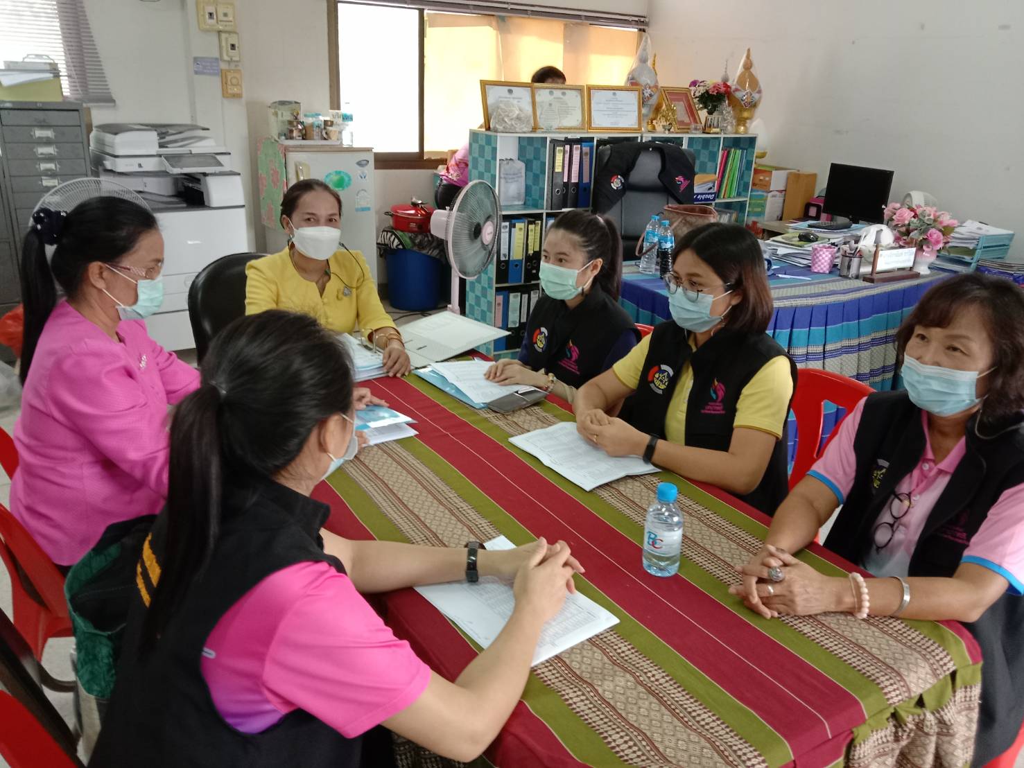 คณะทำงานติดตามหนี้ กองทุนพัฒนาบทบาทสตรีจังหวัดยโสธร (ทีมใต้ร่มบารมีพญาแถน) ออกติดตามกองทุนพัฒนาบทบาทสตรี พื้นที่อำเภอป่าติ้ว