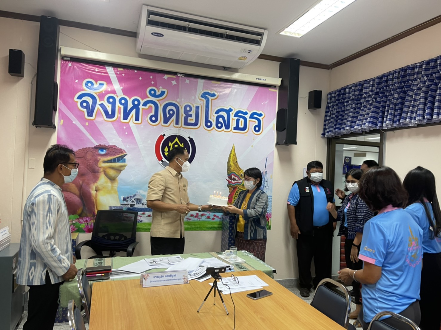 ติดตาม กองทุนพัฒนาบทบาทสตรีจังหวัดยโสธร (ทีมใต้ร่มบารมีพญาแถน) ออกติดตามกองทุนพัฒนาบทบาทสตรี พื้นที่อำเภอเมืองยโสธร ?วันที่  22  กรกฎาคม 2564 เวลา 09.30 – 16.00 น. นายพนม สิงห์สาย พัฒนาการจังหวัดยโสธร มอบหมายคณะทำงานติดตามหนี้กองทุนพัฒนาบทบาทสตรีจังหวัดยโสธร   เพื่อติดตามโครงการประเภทเงินทุนหมุนเวียนที่ได้รับการอนุมัติ ยโสธร     ในปี 2556 – 2563  พื้นที่อำเภอเมืองยโสธร      	 ในการนี้ คณะติดตามฯ ได้ประชุมร่วมกับพัฒนาการอำเภอเมืองยโสธร เจ้าหน้าที่พัฒนาชุมชน  และลูกหนี้ที่ค้างชำระ  พร้อมทั้งลงพื้นที่ติดตามในหมู่บ้าน จำนวน 5 กลุ่ม โดยพบว่ากลุ่มอาชีพในพื้นที่  มีลูกหนี้ที่กู้ยืมเงินของกองทุนไปประกอบอาชีพ ส่วนใหญ่เข้าสู่โครงการพักชำระหนี้ ปรับลดหรืองดดอกบี้ย   และมีลูกหนี้หลายกลุ่มพร้อมจะเข้าชำระหนี้คืนกองทุนในห้วงสิ้นเดือนกรกฎาคม 2564  ? เป้าหมายการพัฒนาจังหวัดยโสธร “ยโสธรเมืองเกษตรอินทรีย์ เมืองแห่งวิถีอีสาน@25