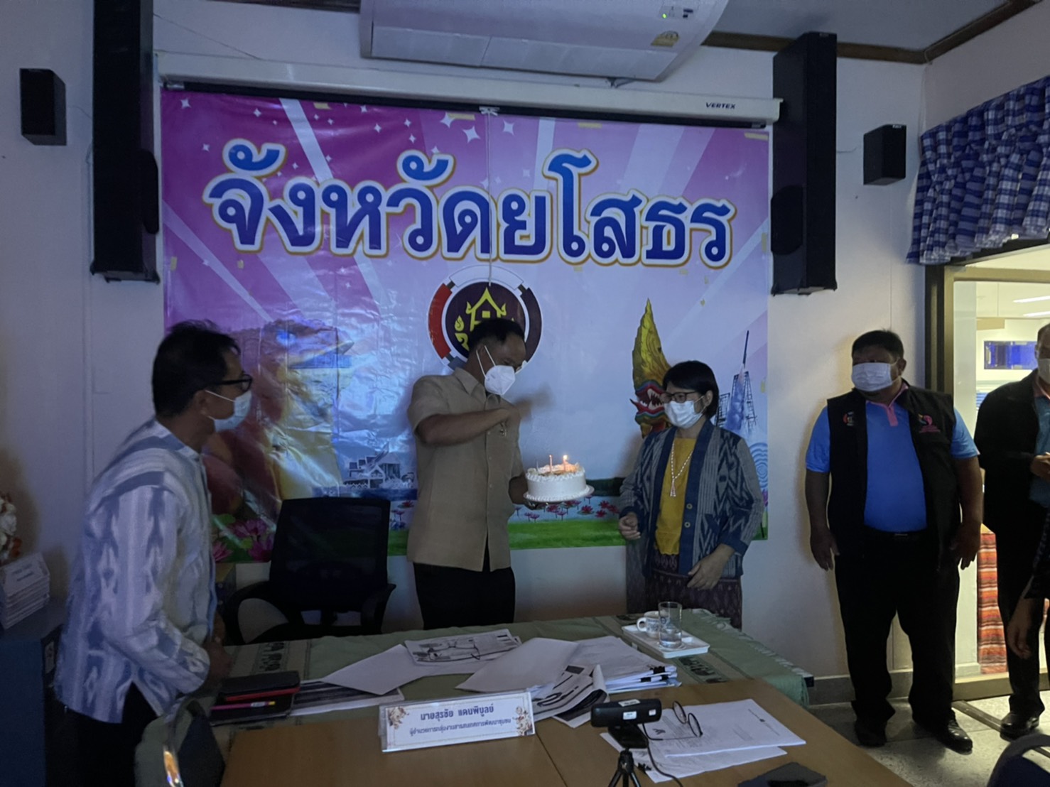 ติดตาม กองทุนพัฒนาบทบาทสตรีจังหวัดยโสธร (ทีมใต้ร่มบารมีพญาแถน) ออกติดตามกองทุนพัฒนาบทบาทสตรี พื้นที่อำเภอเมืองยโสธร ?วันที่  22  กรกฎาคม 2564 เวลา 09.30 – 16.00 น. นายพนม สิงห์สาย พัฒนาการจังหวัดยโสธร มอบหมายคณะทำงานติดตามหนี้กองทุนพัฒนาบทบาทสตรีจังหวัดยโสธร   เพื่อติดตามโครงการประเภทเงินทุนหมุนเวียนที่ได้รับการอนุมัติ ยโสธร     ในปี 2556 – 2563  พื้นที่อำเภอเมืองยโสธร      	 ในการนี้ คณะติดตามฯ ได้ประชุมร่วมกับพัฒนาการอำเภอเมืองยโสธร เจ้าหน้าที่พัฒนาชุมชน  และลูกหนี้ที่ค้างชำระ  พร้อมทั้งลงพื้นที่ติดตามในหมู่บ้าน จำนวน 5 กลุ่ม โดยพบว่ากลุ่มอาชีพในพื้นที่  มีลูกหนี้ที่กู้ยืมเงินของกองทุนไปประกอบอาชีพ ส่วนใหญ่เข้าสู่โครงการพักชำระหนี้ ปรับลดหรืองดดอกบี้ย   และมีลูกหนี้หลายกลุ่มพร้อมจะเข้าชำระหนี้คืนกองทุนในห้วงสิ้นเดือนกรกฎาคม 2564  ? เป้าหมายการพัฒนาจังหวัดยโสธร “ยโสธรเมืองเกษตรอินทรีย์ เมืองแห่งวิถีอีสาน@25