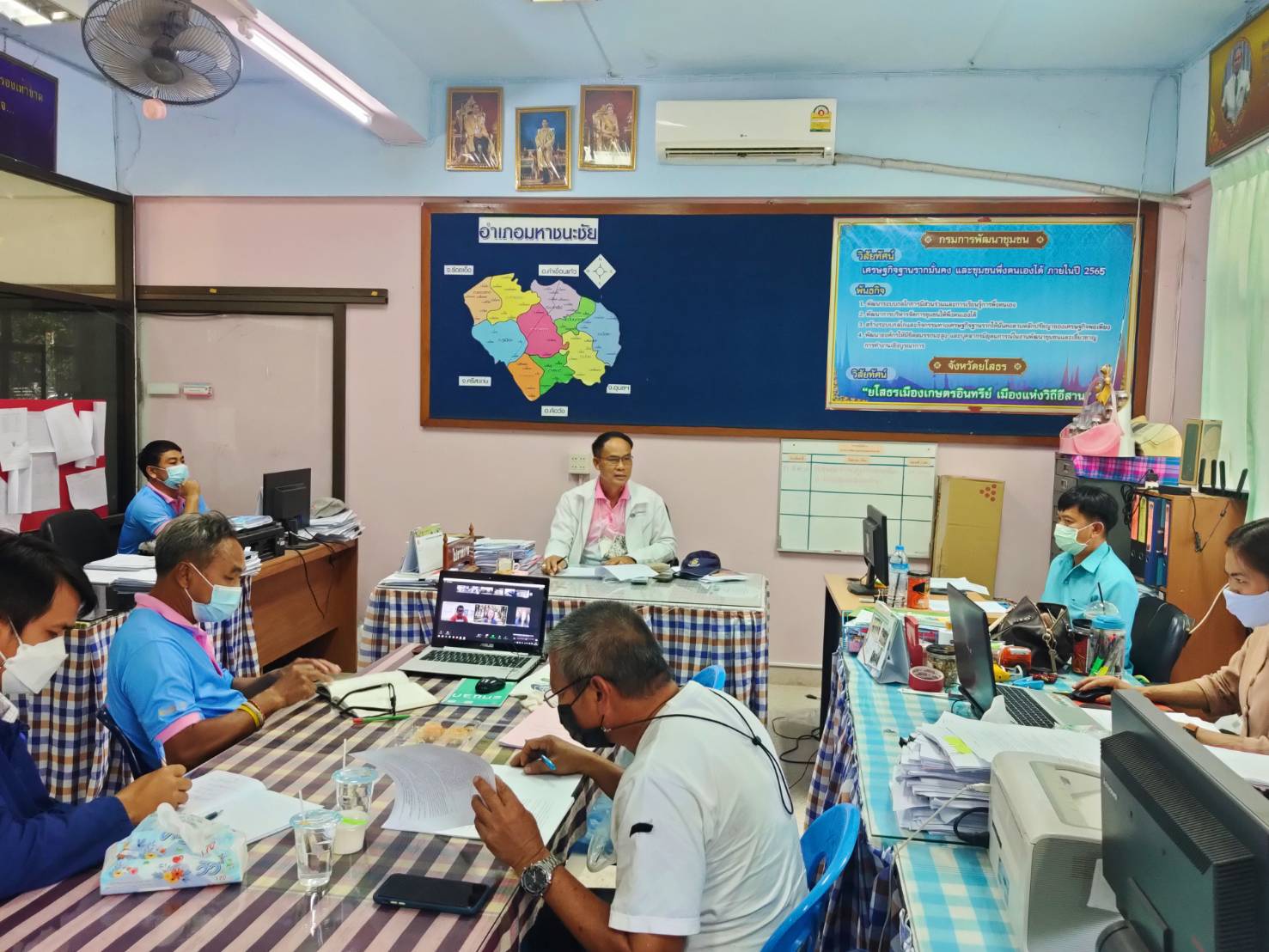 ยโสธร  พัฒนาการจังหวัดยโสธร ตรวจเยี่ยมให้กำลังใจเจ้าหน้าที่พัฒนาชุมชน และลงพื้นที่ติดตามโครงการพัฒนาพื้นที่ต้นแบบการพัฒนาคุณภาพชีวิตตามหลักทฤษฎีใหม่ ประยุกต์สู่ “โคก หนอง นา พช.”  @มหาชนะชัย