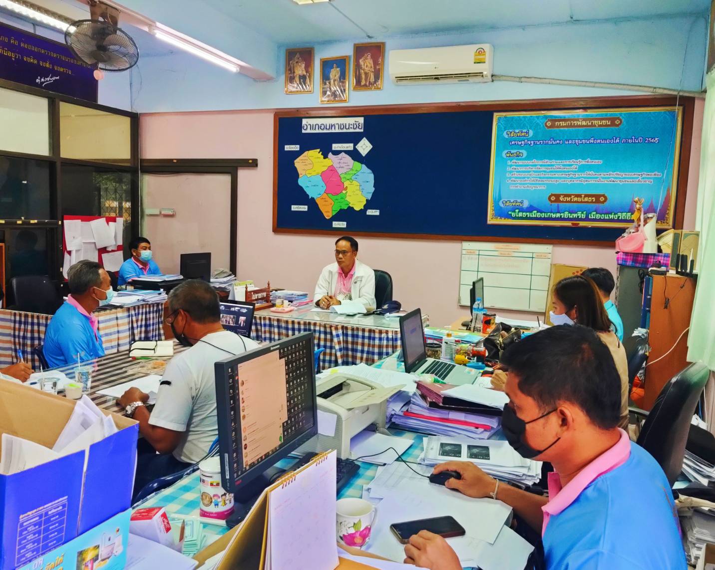 ยโสธร  พัฒนาการจังหวัดยโสธร ตรวจเยี่ยมให้กำลังใจเจ้าหน้าที่พัฒนาชุมชน และลงพื้นที่ติดตามโครงการพัฒนาพื้นที่ต้นแบบการพัฒนาคุณภาพชีวิตตามหลักทฤษฎีใหม่ ประยุกต์สู่ “โคก หนอง นา พช.”  @มหาชนะชัย