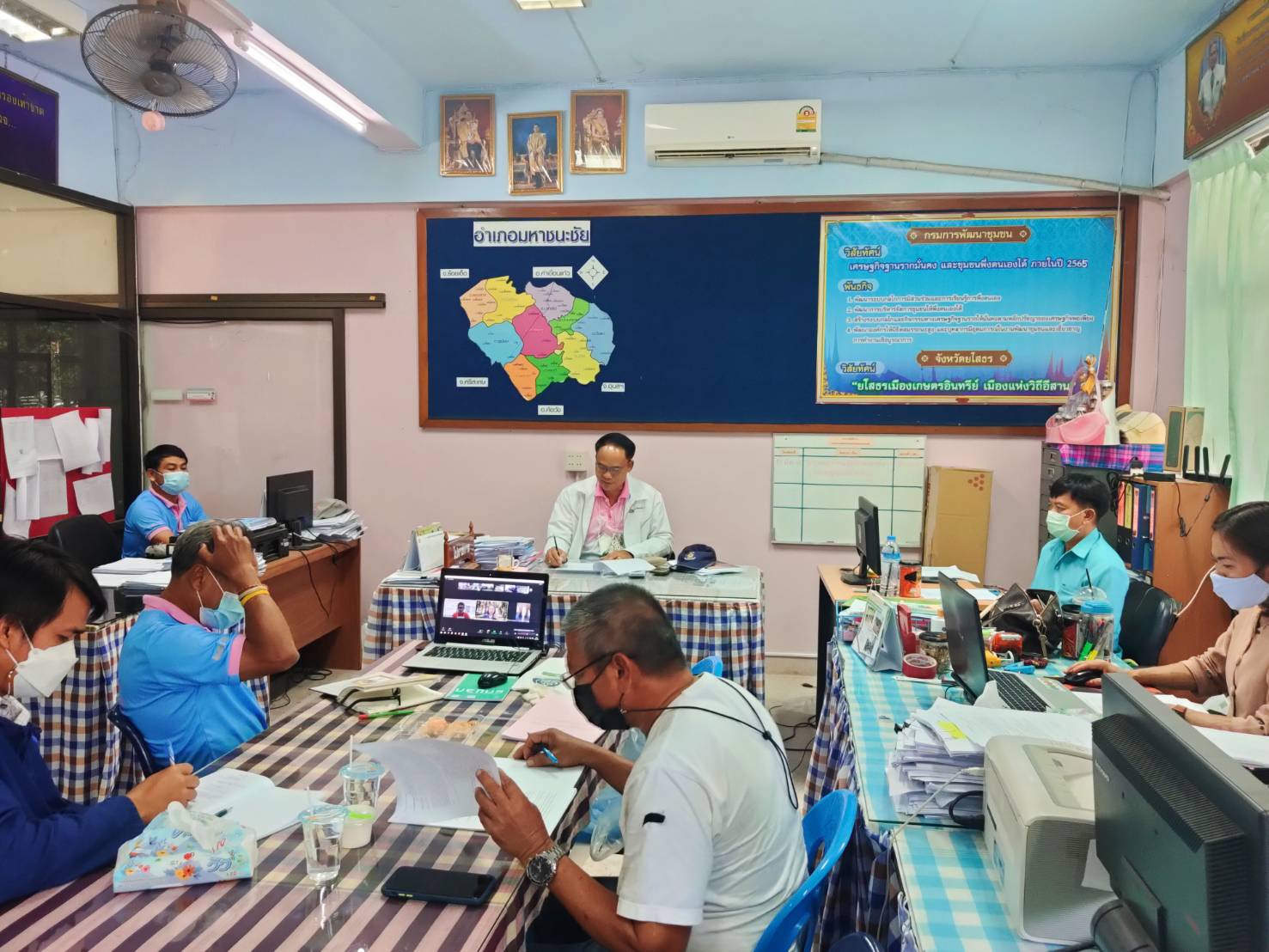 ยโสธร  พัฒนาการจังหวัดยโสธร ตรวจเยี่ยมให้กำลังใจเจ้าหน้าที่พัฒนาชุมชน และลงพื้นที่ติดตามโครงการพัฒนาพื้นที่ต้นแบบการพัฒนาคุณภาพชีวิตตามหลักทฤษฎีใหม่ ประยุกต์สู่ “โคก หนอง นา พช.”  @มหาชนะชัย