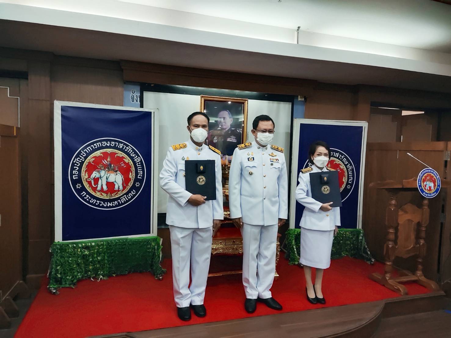พช.ยโสธร พัฒนาการจังหวัดยโสธร รับมอบเครื่องหมาย “รักษาดินแดนยิ่งชีพ” เชิดชูเกียรติผู้ประกอบคุณงามความดีต่อประเทศชาติ