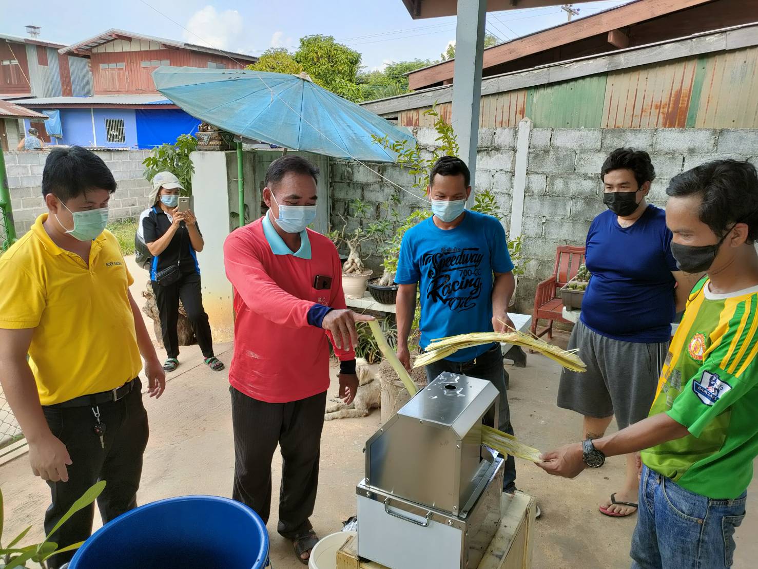 พช.ยโสธร ร่วมมอบเครื่องคั้นน้ำอ้อยสดตามโครงการสงเคราะห์ช่วยเหลือผู้ผ่านการบำบัดฟื้นฟูยาเสพติดฯ ประจำปี 2564