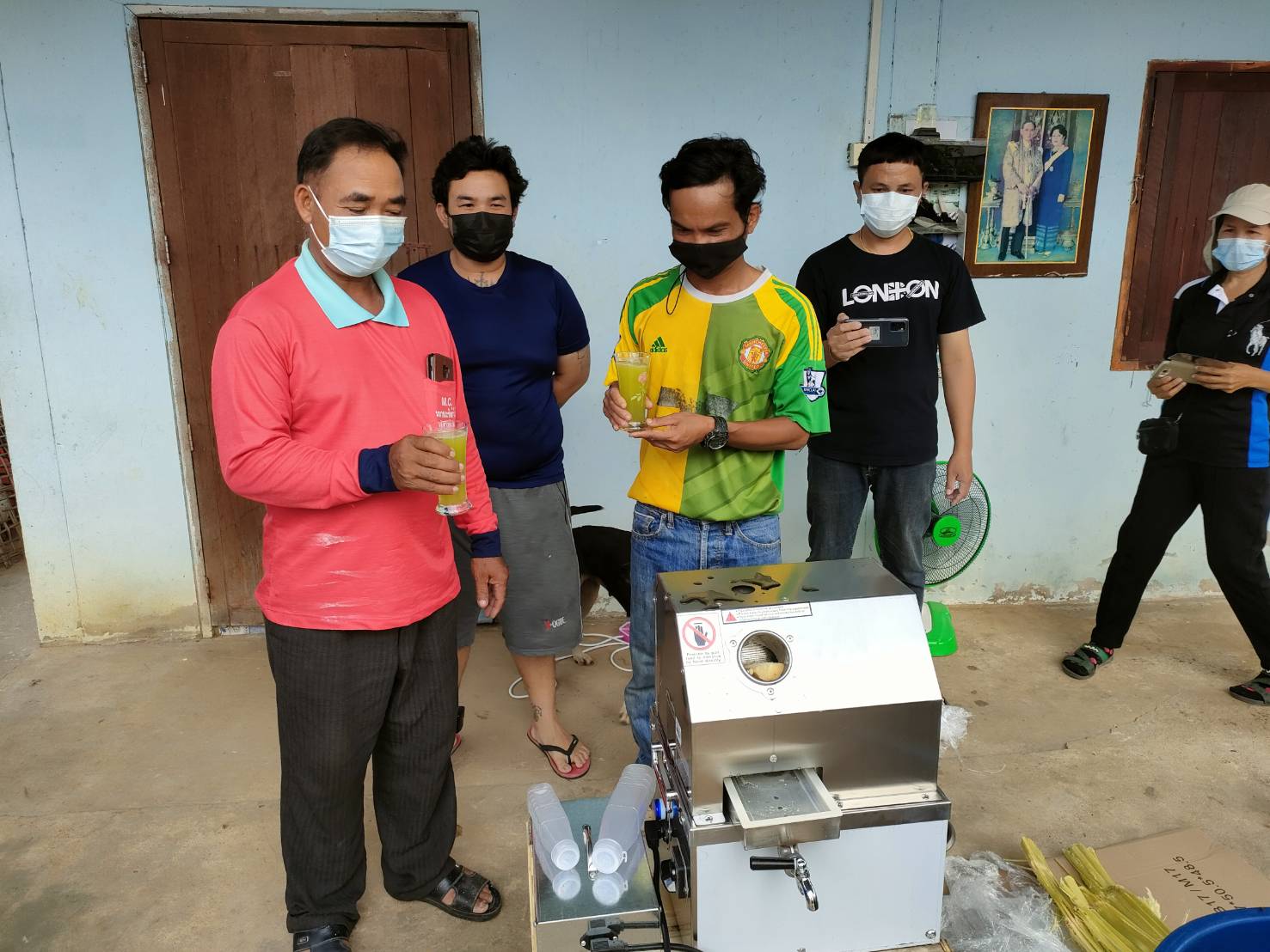 พช.ยโสธร ร่วมมอบเครื่องคั้นน้ำอ้อยสดตามโครงการสงเคราะห์ช่วยเหลือผู้ผ่านการบำบัดฟื้นฟูยาเสพติดฯ ประจำปี 2564