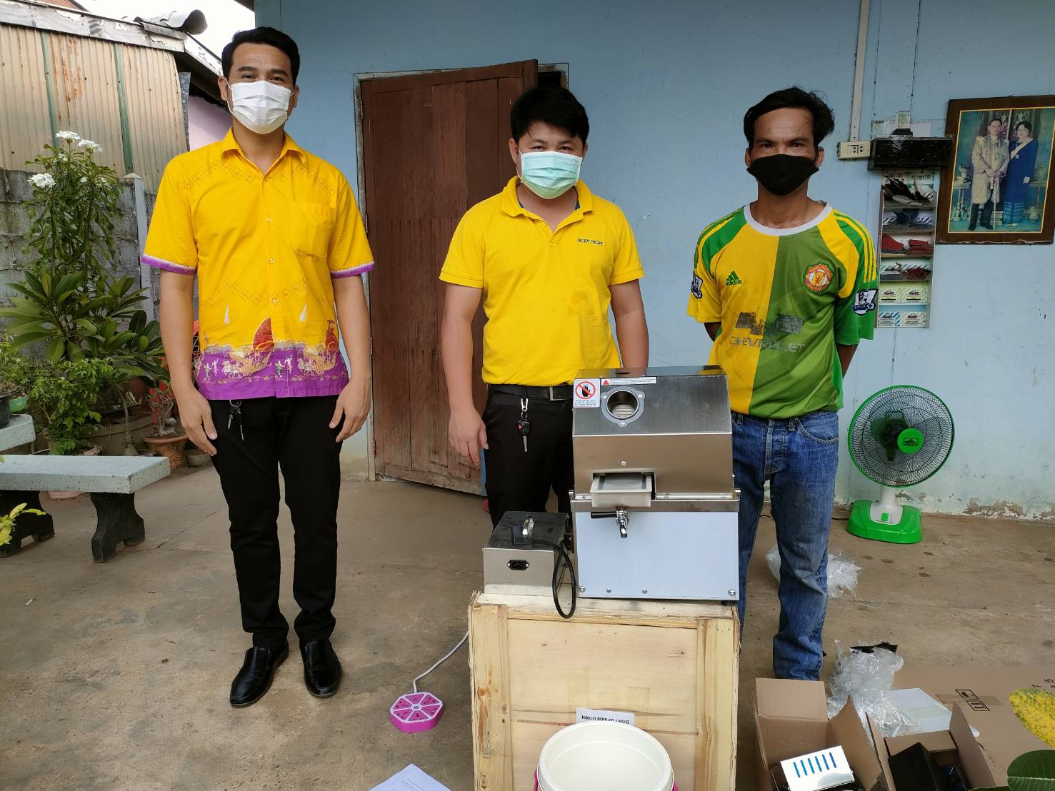 พช.ยโสธร ร่วมมอบเครื่องคั้นน้ำอ้อยสดตามโครงการสงเคราะห์ช่วยเหลือผู้ผ่านการบำบัดฟื้นฟูยาเสพติดฯ ประจำปี 2564