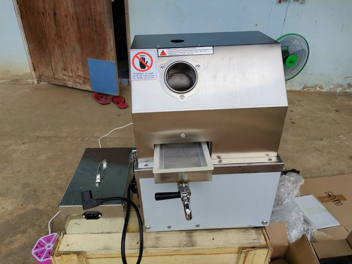 พช.ยโสธร ร่วมมอบเครื่องคั้นน้ำอ้อยสดตามโครงการสงเคราะห์ช่วยเหลือผู้ผ่านการบำบัดฟื้นฟูยาเสพติดฯ ประจำปี 2564