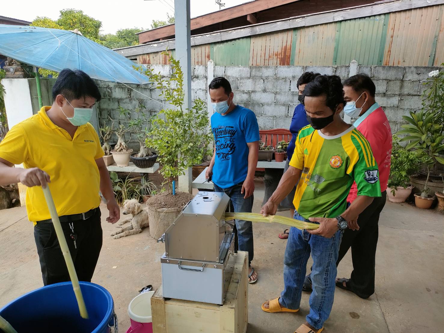 พช.ยโสธร ร่วมมอบเครื่องคั้นน้ำอ้อยสดตามโครงการสงเคราะห์ช่วยเหลือผู้ผ่านการบำบัดฟื้นฟูยาเสพติดฯ ประจำปี 2564