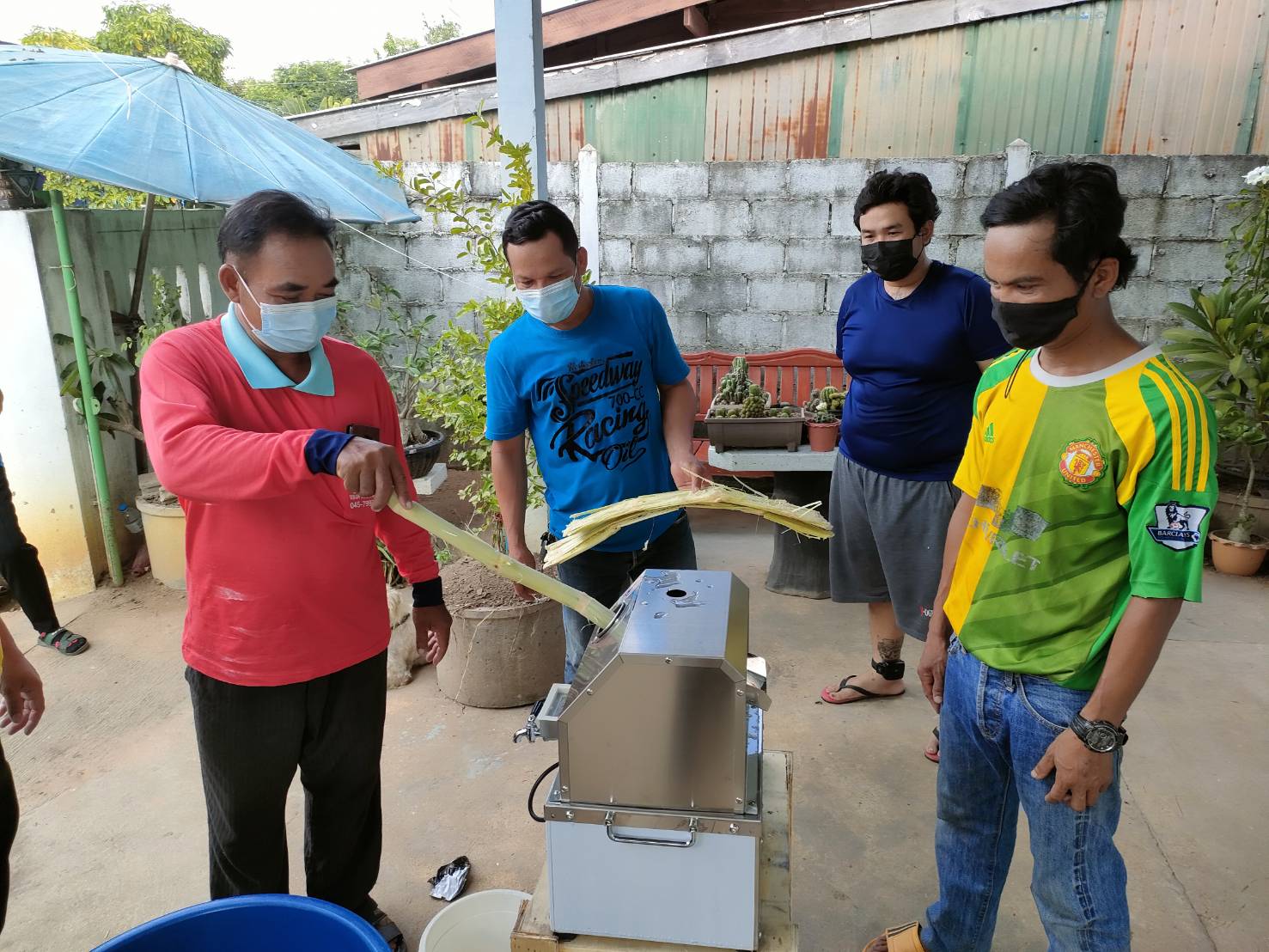 พช.ยโสธร ร่วมมอบเครื่องคั้นน้ำอ้อยสดตามโครงการสงเคราะห์ช่วยเหลือผู้ผ่านการบำบัดฟื้นฟูยาเสพติดฯ ประจำปี 2564