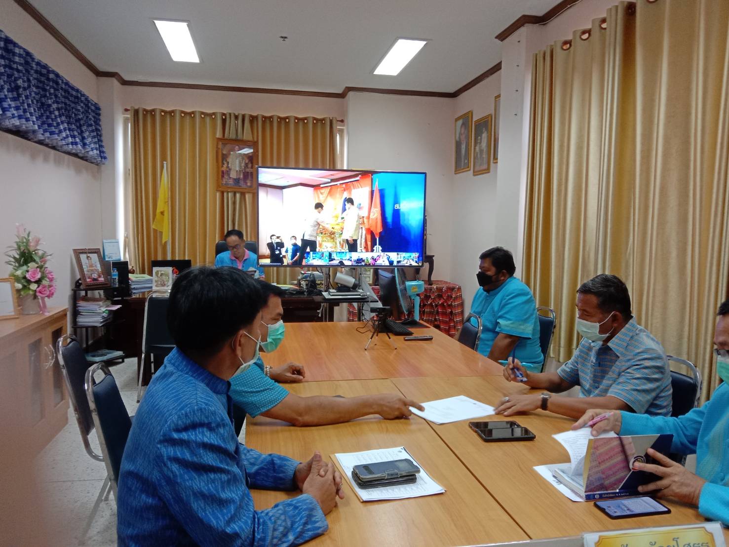 ร่วมพิธีมอบแบบผ้าบาติกลายพระราชทาน สมเด็จพระเจ้าลูกเธอ เจ้าฟ้าสิริวัณณวรี นารีรัตนราชกัญญา ผ่านระบบ Zoom Cloud Meeting