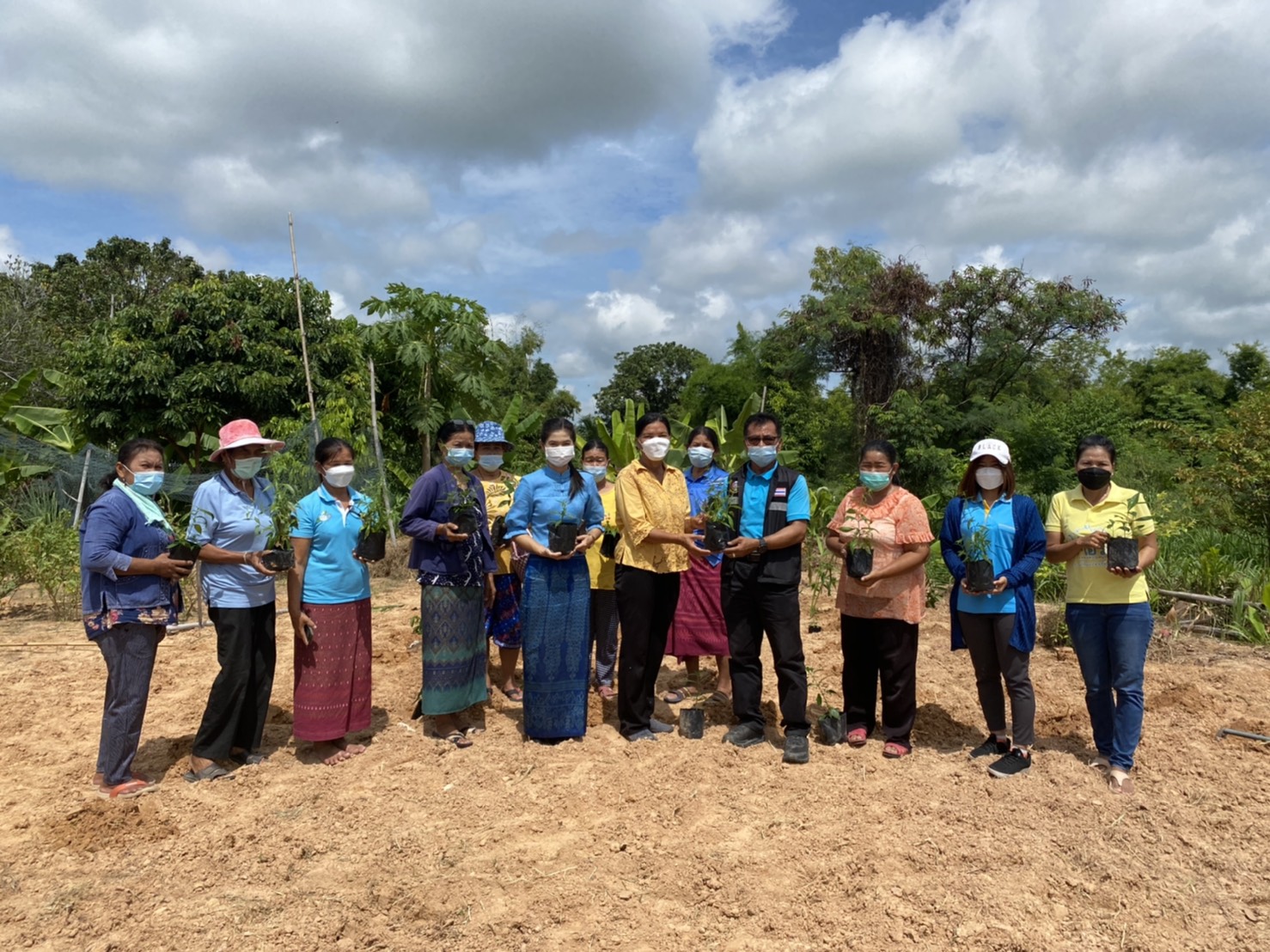 (diamond)(diamond)พช.ยโสธร ร่วมกับกองทุนแม่ของแผ่นดินบ้านแดง หมู่ที่ 17 “ปลูกฟ้าทะลายโจร…ปลูกเดือนแม่ เก็บเดือนพ่อ” ประจำปี 2564(diamond)(diamond)  (heart doodle)(heart doodle) วันที่ 31 สิงหาคม 2564 เวลา 09.00 น. นายพนม สิงห์สาย พัฒนาการจังหวัดยโสธร มอบหมายให้ นายสุรชัย แดนพิบูลย์ ผู้อำนวยการกลุ่มงานสารสนเทศการพัฒนาชุมชน พร้อมด้วย นางสาวอารยา ประจวบสุข นักวิชาการพัฒนาชุมชนชำนาญการ กลุ่มงานสารสนเทศการพัฒนาชุมชน ร่วมกับ สำนักงาน ป.ป.ส. ภาค 3 และสำนักงานพัฒนาชุมชนอำเภอกุดชุม ดำเนินกิจกรรม “ปลูกฟ้าทะลายโจร…ปลูกเดือนแม่ เก็บเดือนพ่อ” ประจำปี 2564 ณ บ้านแดง หมู่ที่ 17 ตำบลโพนงาม อำเภอกุดชุม จังหวัดยโสธร   (notepad) (notepad)  ในการนี้คณะกรรมการกองทุนแม่ของแผ่นดินได้ร่วมกันปลูกฟ้าทะลายโจร จำนวน 36 ต้น และพืชสมุนไพร อาทิเช่น ขิง ข่า ตะไคร้ ขมิ้น ฯลฯ เพื่อเป็นการเฉลิมพระเกียรติ เนื่องในโอกาสวันเฉลิมพระชนมพรรษา สมเด็จพระนางเจ้าสิริกิติ์ พระบรมราชินีนาถ พระบรมราชชนนีพันปีหลวง และเพื่อเสริมสร้างและรักษาความเข้มแข็งในการป้องกันและแก้ไขปัญหายาเสพติดของหมู่บ้าน/ชุมชน อีกทั้งยังเป็นการพัฒนาคุณภาพชีวิต ส่งเสริมอาชีพ และพัฒนาความเข้มแข็งของประชาชน ครอบครัว และชุมชนให้ปลอดภัยจากปัญหายาเสพติดและปัญหาการแพร่ระบาดของโรคติดเชื้อไวรัสโคโรนา 2019 (COVID-19) โดยมีคณะกรรมการกองทุนแม่ของแผ่นดินบ้านแดง และชาวบ้านแดงร่วมกิจกรรมในครั้งนี้   ??ทั้งนี้ ได้ดำเนินการตามมาตรการการป้องกันการแพร่เชื้อของไวรัสโควิด-19 และตามประกาศจังหวัดยโสธร   ??เป้าหมายการพัฒนาจังหวัดยโสธร : ยโสธรเมืองเกษตรอินทรีย์ เมืองแห่งวิถีอีสาน@ 250 ปี ฮุ่งเฮืองเมืองยศ☘️☘️  ? เศรษฐกิจฐานรากมั่นคงและชุมชนพึ่งตนเองได้ภายในปี 2565 ? Change for Good?   #โคกหนองนา #โคกหนองนาโมเดล #WorldSoilDay #GlobalSoilPartnership #UNFAO #CDD #SEPtoSDGs #SDGforAll@Kmitl #พัฒนาชุมชนจังหวัดยโสธร #กรมการพัฒนาชุมชน  ? ? อารยา ประจวบสุข สพจ.ยโสธร ติดตามข่าวสารเพิ่มเติมได้ที่ Facebook สำนักงานพัฒนาชุมชนจังหวัดยโสธร ? เว็บไซต์สำนักงานพัฒนาชุมชนจังหวัดยโสธร https://yasothon.cdd.go.th