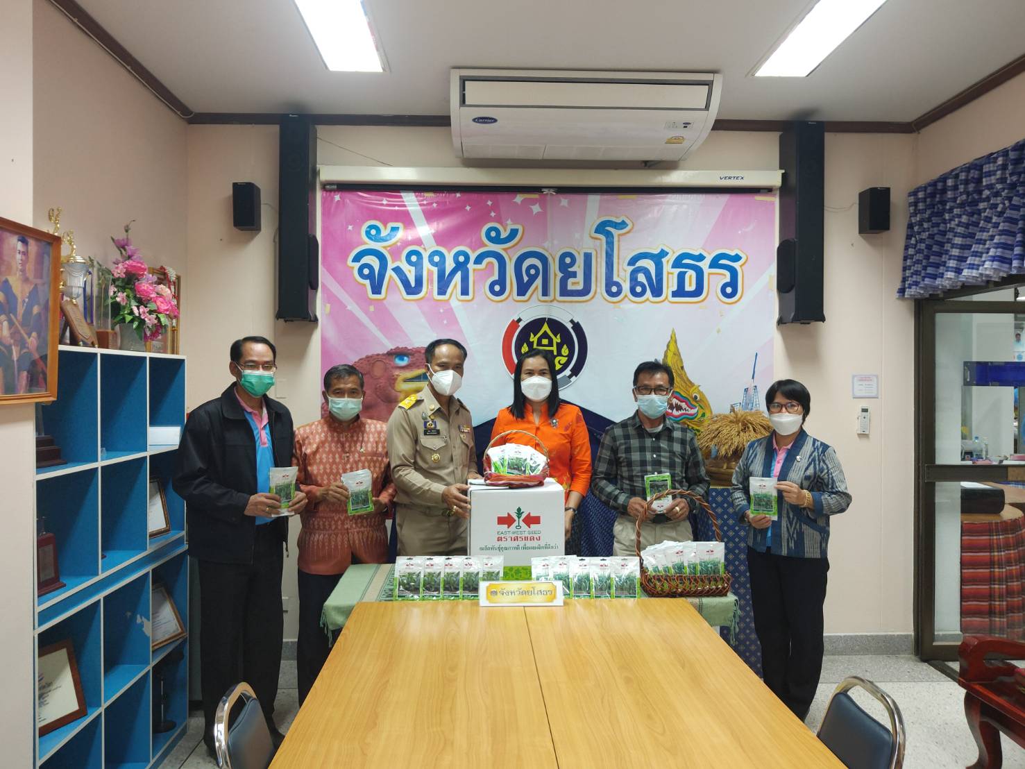 พช. ยโสธร ผนึกกำลังสร้างความมั่นคงทางอาหาร ดำเนินงานโครงการพัฒนาคุณภาพชีวิต สู้วิกฤตโควิด – 19 ประจำปีงบประมาณ 2564