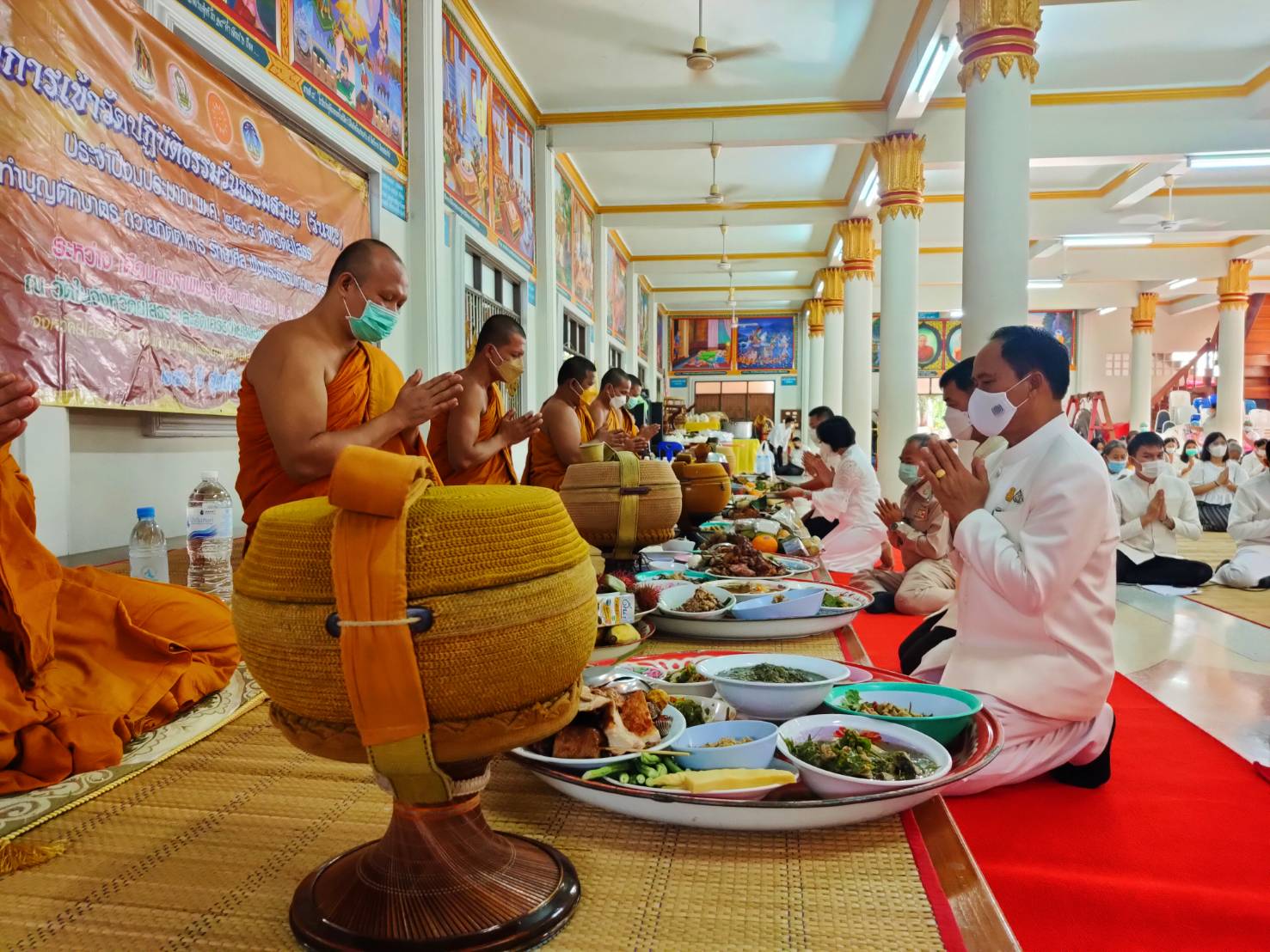 พช.ยโสธร  พัฒนาการจังหวัดยโสธร ร่วมทำบุญตักบาตรถวายภัตตาหาร รักษาศีล ฟังพระธรรมเทศนา เจริญจิตภาวนา ตามโครงการเข้าวัดปฏิบัติธรรมวันธรรมสวนะ (วันพระ)