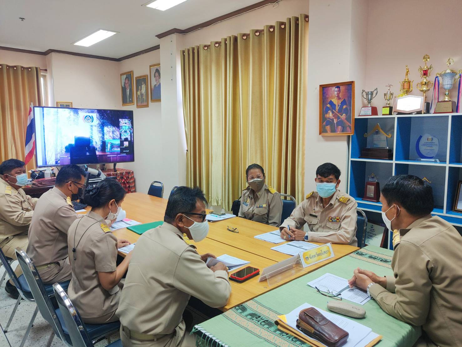 พช. ยโสธร ประชุมคณะกรรมการ คณะทำงาน เจ้าหน้าที่ ดำเนินการประเมินความรู้ความสามารถทางวิชาการ (สอบข้อเขียน) ในการสอบคัดเลือกบุคคลเข้ารับการประเมินผลงานเพื่อเลื่อนขึ้นแต่งตั้ง ให้ดำรงตำแหน่งสำหรับผู้ปฏิบัติงานที่มีประสบการณ์ ประเภทวิชาการ ระดับช านาญการพิเศษ  ตำแหน่งผู้อำนวยการกลุ่มงานประสานและสนับสนุนการบริหารงานพัฒนาชุมชน (นักวิชาการพัฒนาชุมชนชำนาญการพิเศษ)