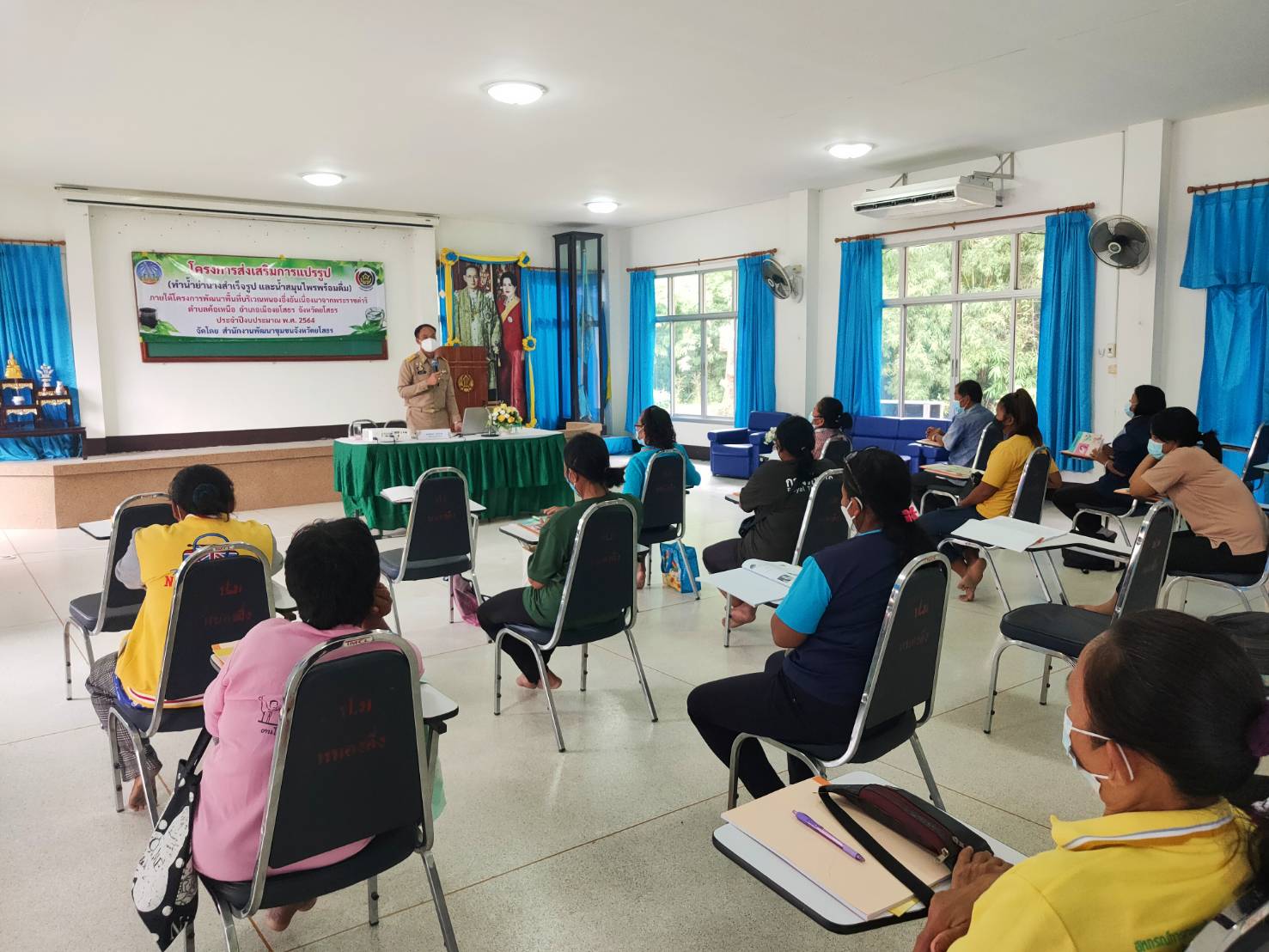 พช.ยโสธร จัดอบรมโครงการส่งเสริมการแปรรูป (ทำน้ำยานางสำเร็จรูป และน้ำสมุนไพรพร้อมดื่ม) ภายใต้โครงการพัฒนาพื้นที่บริเวณหนองอึ่งอันเนื่องจากพระราชดำริ