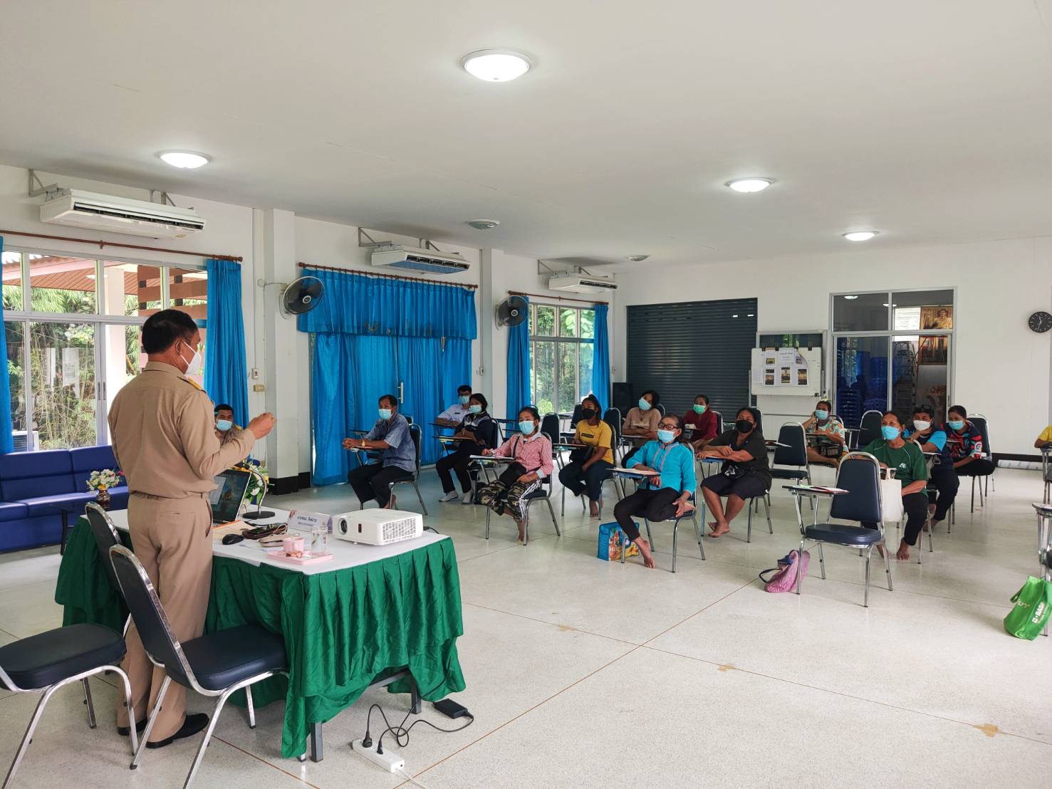 พช.ยโสธร จัดอบรมโครงการส่งเสริมการแปรรูป (ทำน้ำยานางสำเร็จรูป และน้ำสมุนไพรพร้อมดื่ม) ภายใต้โครงการพัฒนาพื้นที่บริเวณหนองอึ่งอันเนื่องจากพระราชดำริ