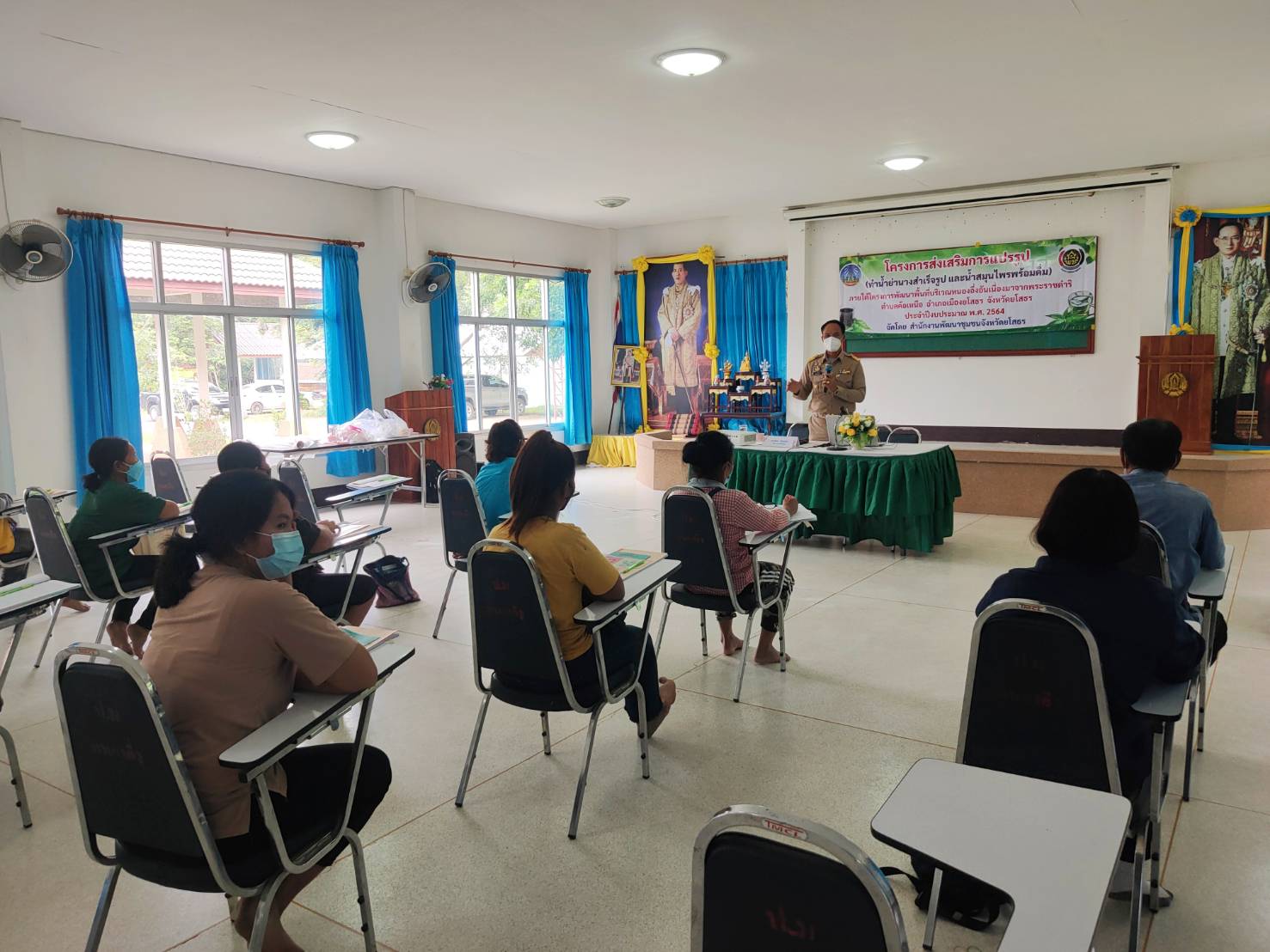 พช.ยโสธร จัดอบรมโครงการส่งเสริมการแปรรูป (ทำน้ำยานางสำเร็จรูป และน้ำสมุนไพรพร้อมดื่ม) ภายใต้โครงการพัฒนาพื้นที่บริเวณหนองอึ่งอันเนื่องจากพระราชดำริ