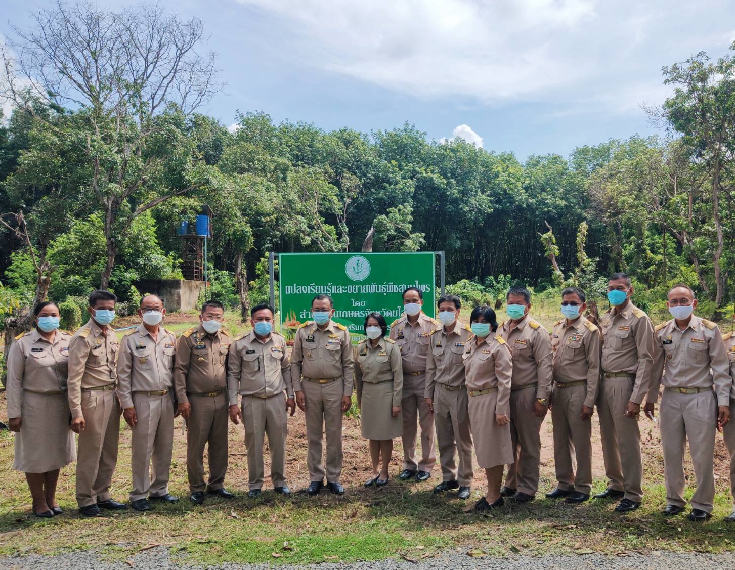 พช.ยโสธร  พัฒนาการจังหวัดยโสธร ร่วมกิจกรรม KICK OFF สมุนไพรอินทรีย์ 1 แสนต้น เพื่อคนยโสธร  ซึ่งเป็นโครงการพลิกฟื้นพืชสมุนไพรอินทรีย์ 1 แสนต้น เพื่อคนยโสธร ต้านภัยโควิด-19