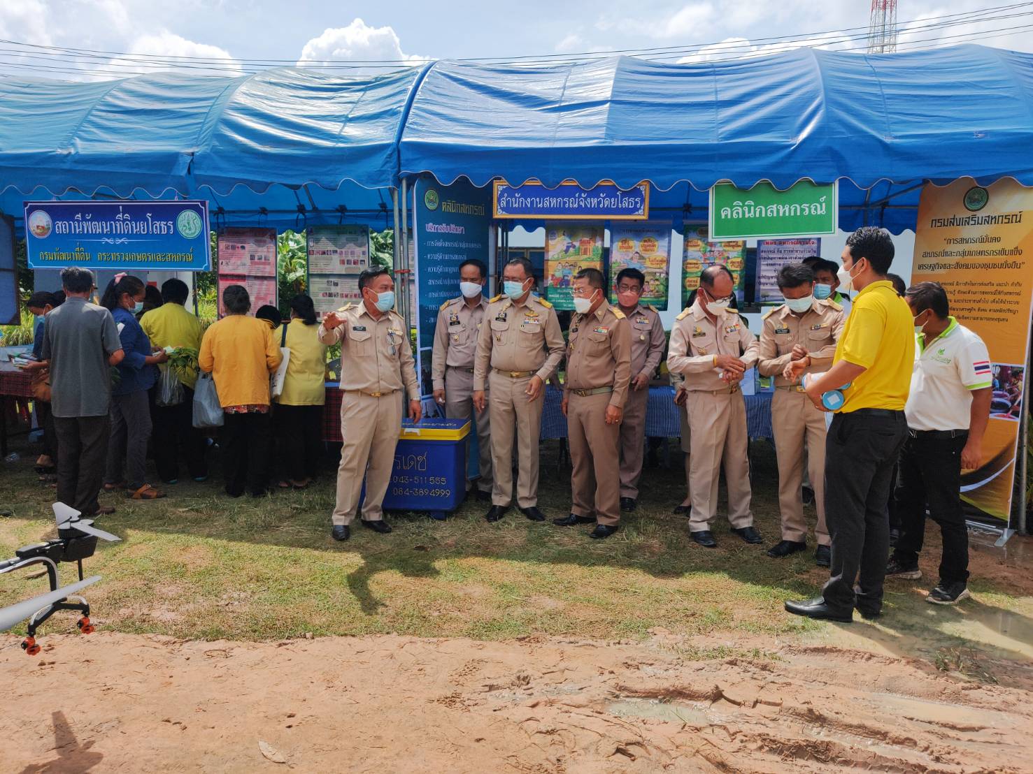 พช.ยโสธร  พัฒนาการจังหวัดยโสธร ร่วมกิจกรรม KICK OFF สมุนไพรอินทรีย์ 1 แสนต้น เพื่อคนยโสธร  ซึ่งเป็นโครงการพลิกฟื้นพืชสมุนไพรอินทรีย์ 1 แสนต้น เพื่อคนยโสธร ต้านภัยโควิด-19