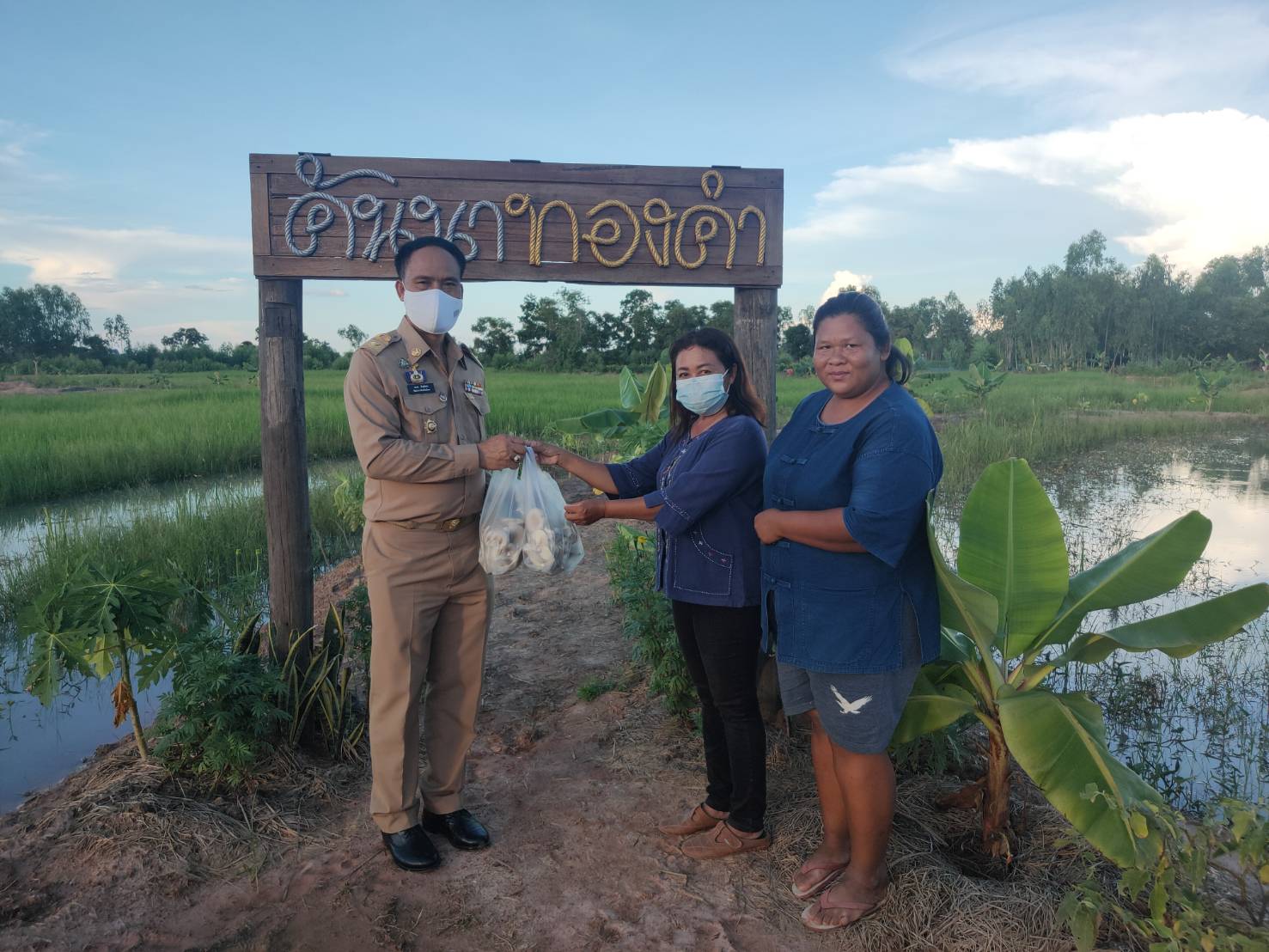 พช. ยโสธร พัฒนาการจังหวัดยโสธร ตรวจเยี่ยม ให้กำลังใจ เจ้าหน้าที่พัฒนาชุมชน ในการปฏิบัติงานโครงการพัฒนาพื้นที่ต้นแบบ ประยุกต์สู่ โคก หนอง นา โมเดล ในแปลง (Community Lab Model for quality of Life : CLM) พื้นที่อำเภอ มหาชนะชัย