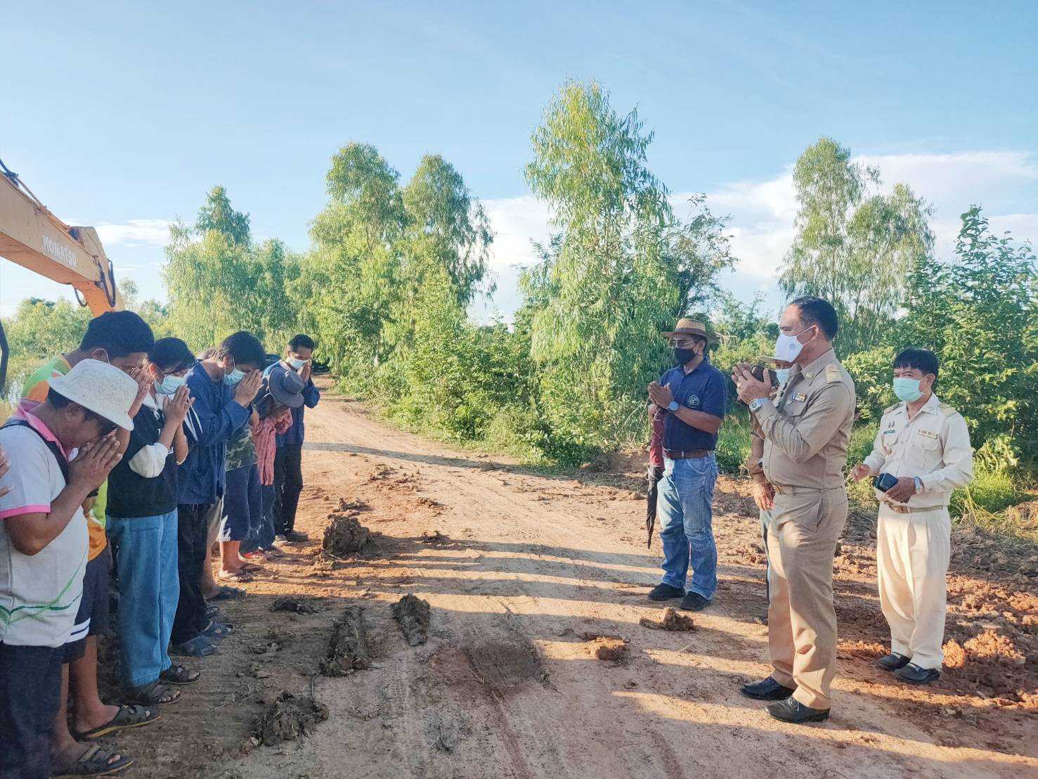 พช. ยโสธร พัฒนาการจังหวัดยโสธร ตรวจเยี่ยม ให้กำลังใจ เจ้าหน้าที่พัฒนาชุมชน ในการปฏิบัติงานโครงการพัฒนาพื้นที่ต้นแบบ ประยุกต์สู่ โคก หนอง นา โมเดล ในแปลง (Community Lab Model for quality of Life : CLM) พื้นที่อำเภอ มหาชนะชัย