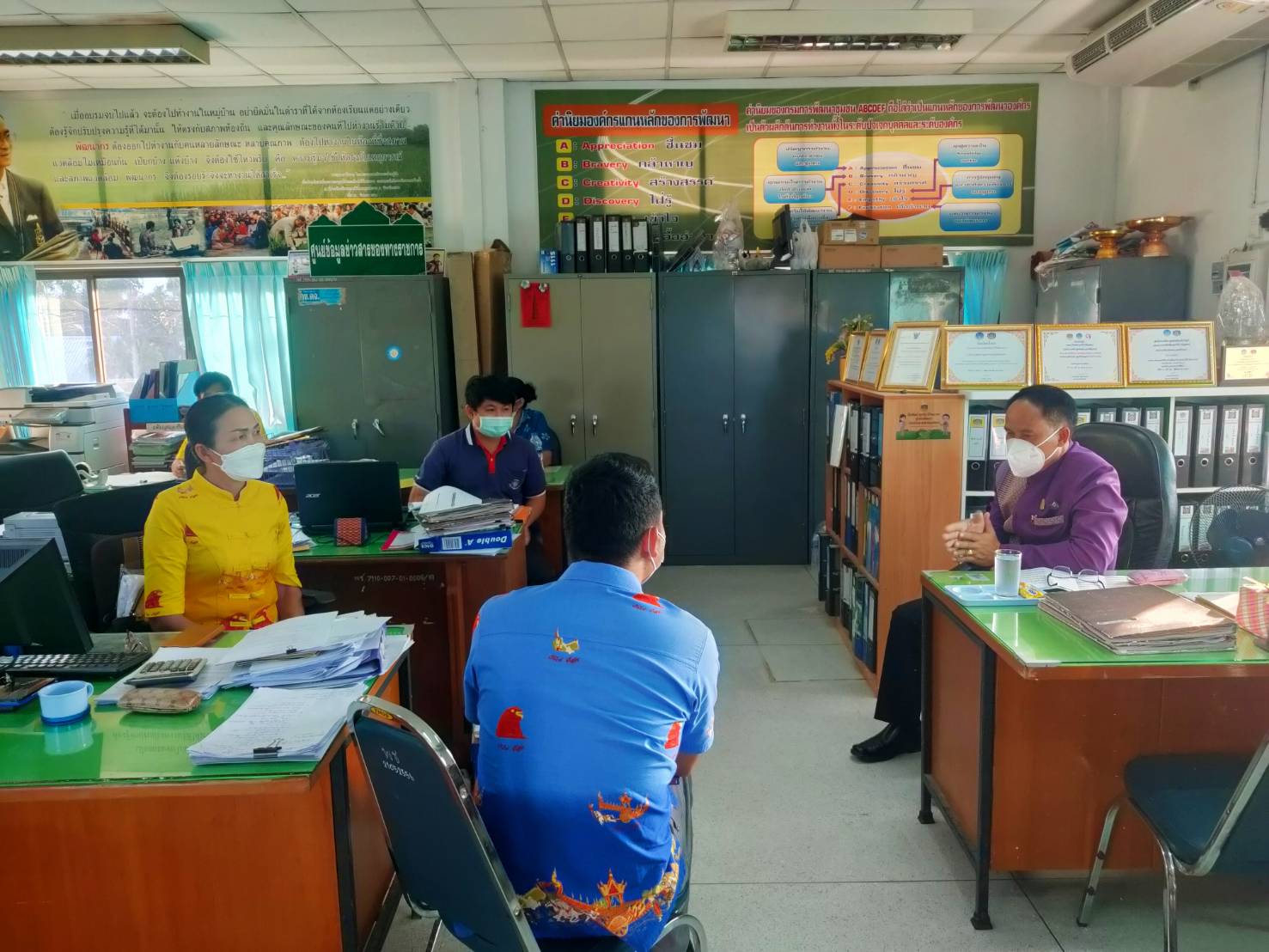 พช.ยโสธร พัฒนาการจังหวัดยโสธร ติดตามการดำเนินงานและมอบนโยบาย รวมถึงมอบขวัญกำลังใจในการปฏิบัติหน้าที่ของเจ้าหน้าที่พัฒนาชุมชนอำเภอคำเขื่อนแก้ว,มหาชนะชัย