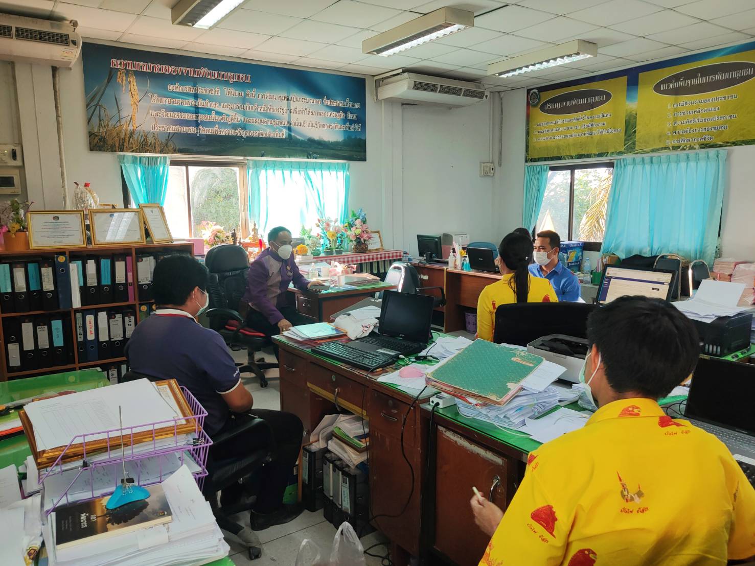 พช.ยโสธร พัฒนาการจังหวัดยโสธร ติดตามการดำเนินงานและมอบนโยบาย รวมถึงมอบขวัญกำลังใจในการปฏิบัติหน้าที่ของเจ้าหน้าที่พัฒนาชุมชนอำเภอคำเขื่อนแก้ว,มหาชนะชัย