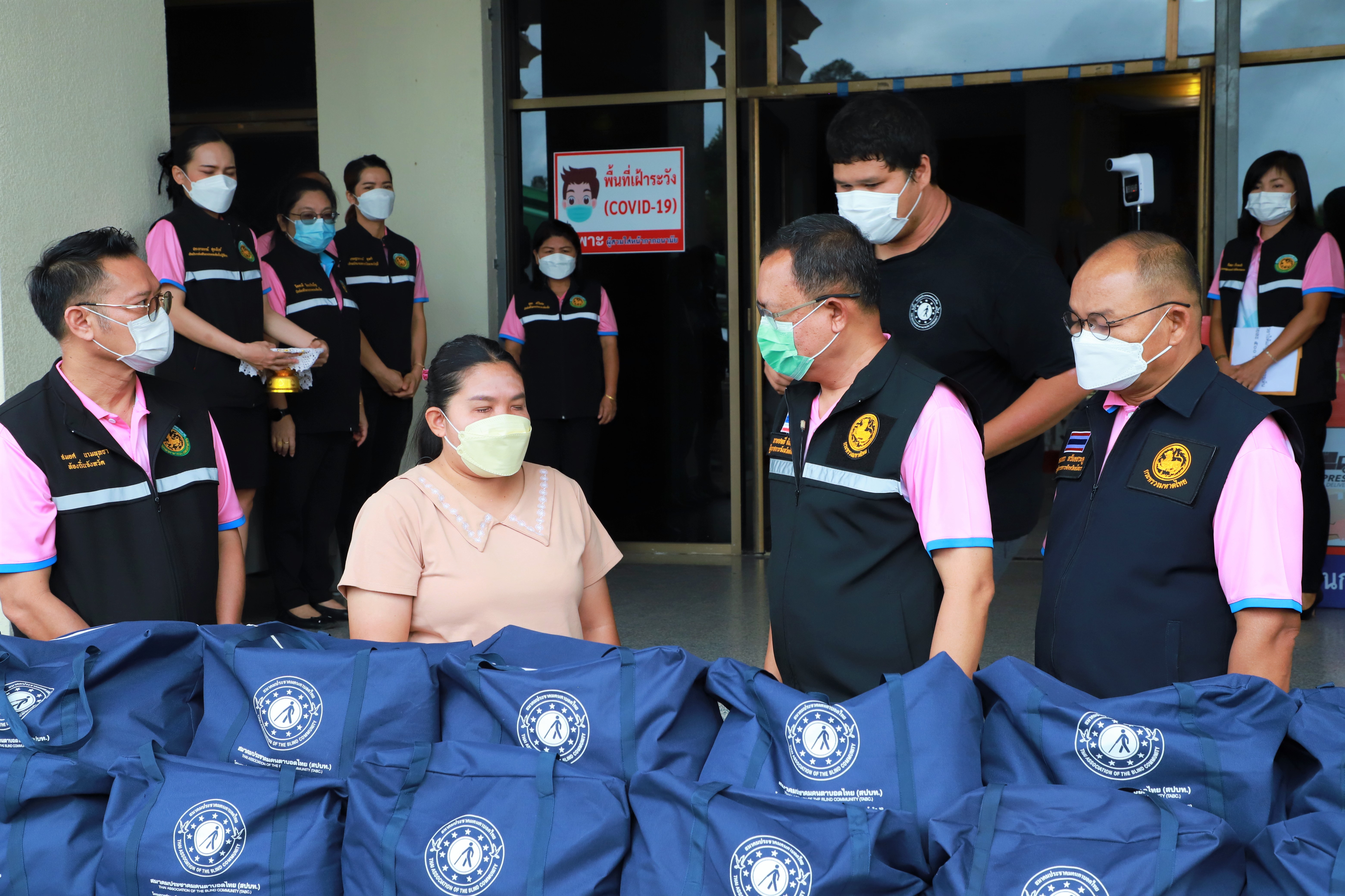 พช.ยโสธร พัฒนาการจังหวัดยโสธร ร่วมกิจกรรมมอบถุงยังชีพพร้อมเงินจากสมาคมประชาคมคนตาบอดไทย เพื่อนำไปช่วยเหลือคนตาบอดในพื้นที่จังหวัดยโสธร