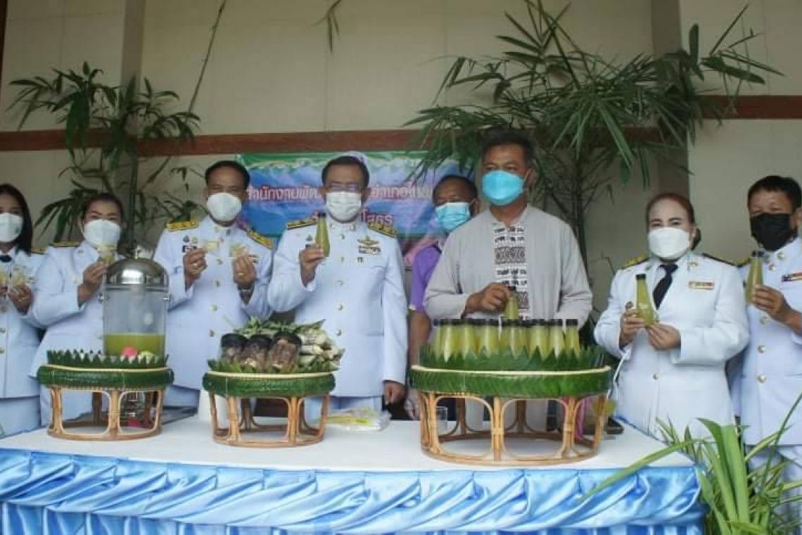 พช.ยโสธร จัดมหกรรมรวมพลังคนดีแห่งแผ่นดิน มอบโล่รางวัลพระราชทานหมู่บ้านเศรษฐกิจพอเพียง     “อยู่เย็น เป็นสุข”