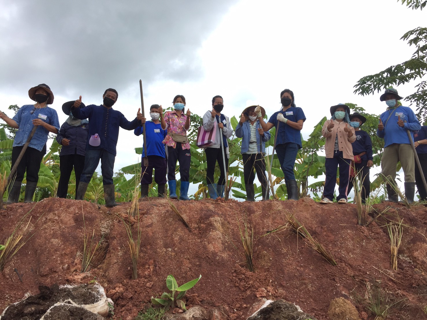 พช.ยโสธร ร่วมโครงการพัฒนาพื้นที่ต้นแบบการพัฒนาคุณภาพชีวิตตามหลักทฤษฎีใหม่ ประยุกต์สู่ โคก หนอง นา โมเดล กิจกรรมที่ 1 ฝึกอบรมระยะสั้นการพัฒนากสิกรรมสู่ระบบเศรษฐกิจพอเพียง รูปแบบ โคก หนอง นา โมเดล  แก่เจ้าของแปลงฯ และนักพัฒนาพื้นที่ต้นแบบ (นพต.) ของจังหวัดยโสธร ผ่านระบบ Zoom Cloud Meeting