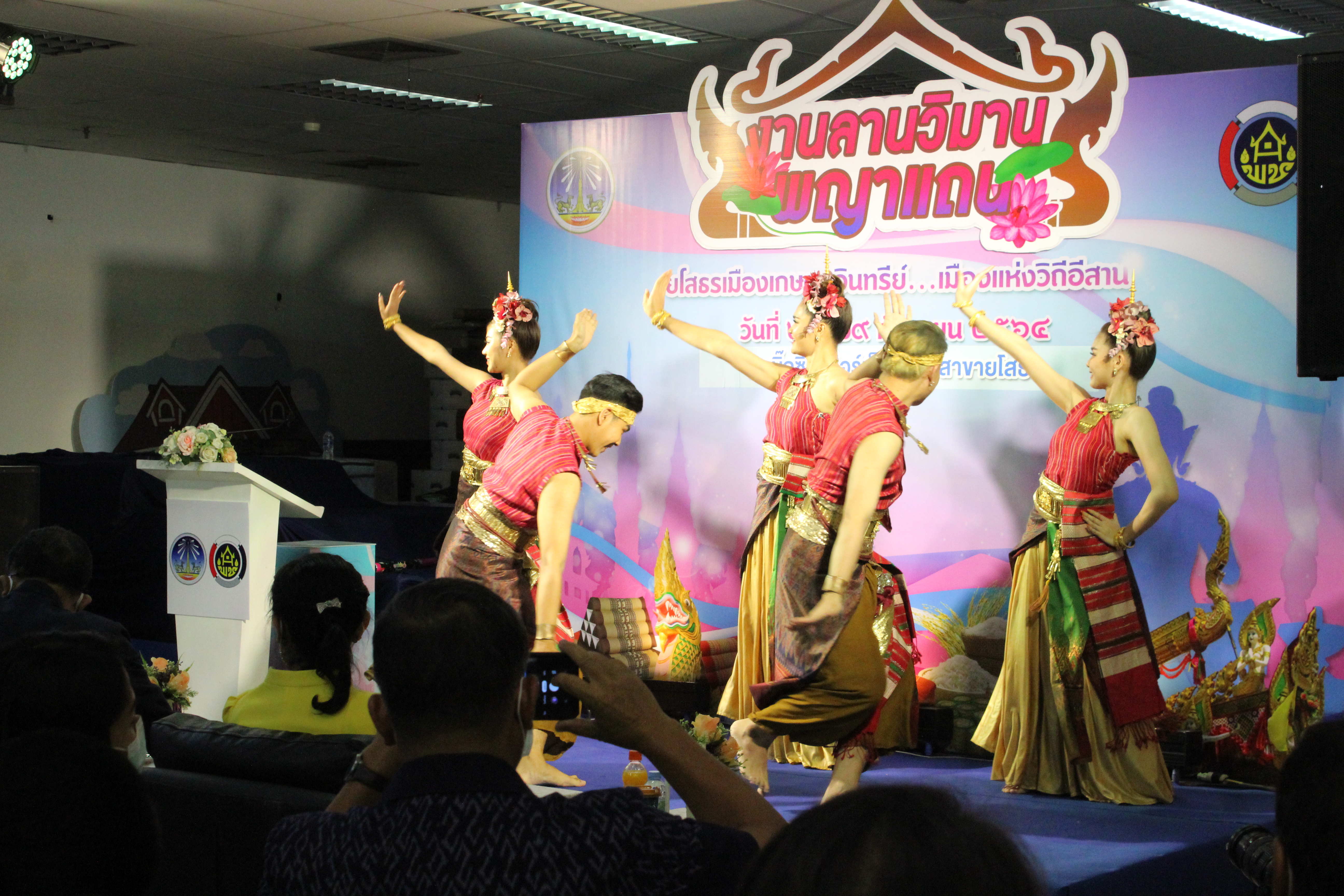 พช. ยโสธร เปิดงานโครงการพัฒนาด้านการท่องเที่ยวและบริการกิจกรรมยกระดับมาตรฐานสินค้าและบริการด้านการท่องเที่ยวและการค้าสู่สากล กิจกรรมพัฒนาผู้ประกอบการ OTOP การจัดแสดงและจำหน่ายสินค้า OTOP เชื่อมโยงการท่องเที่ยวภายในจังหวัด   “งานฤดูหนาววิมานพญาแถนแดนสวรรค์ ครั้งที่ 5”