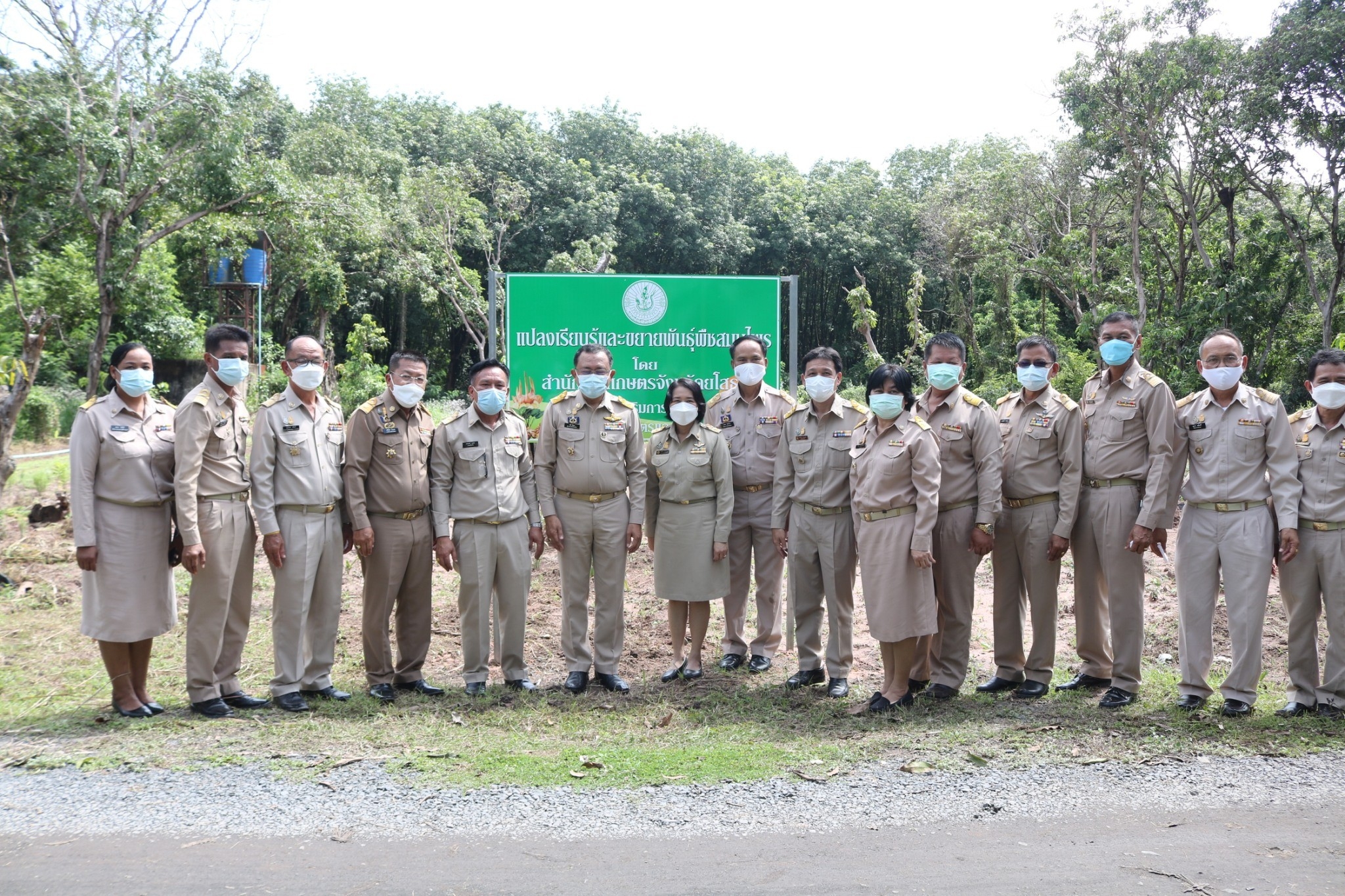 พช.ยโสธร  พัฒนาการจังหวัดยโสธร ร่วมกิจกรรม KICK OFF สมุนไพรอินทรีย์ 1 แสนต้น เพื่อคนยโสธร  ซึ่งเป็นโครงการพลิกฟื้นพืชสมุนไพรอินทรีย์ 1 แสนต้น เพื่อคนยโสธร ต้านภัยโควิด-19