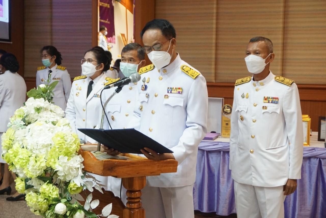 พช.ยโสธร จัดมหกรรมรวมพลังคนดีแห่งแผ่นดิน มอบโล่รางวัลพระราชทานหมู่บ้านเศรษฐกิจพอเพียง     “อยู่เย็น เป็นสุข”