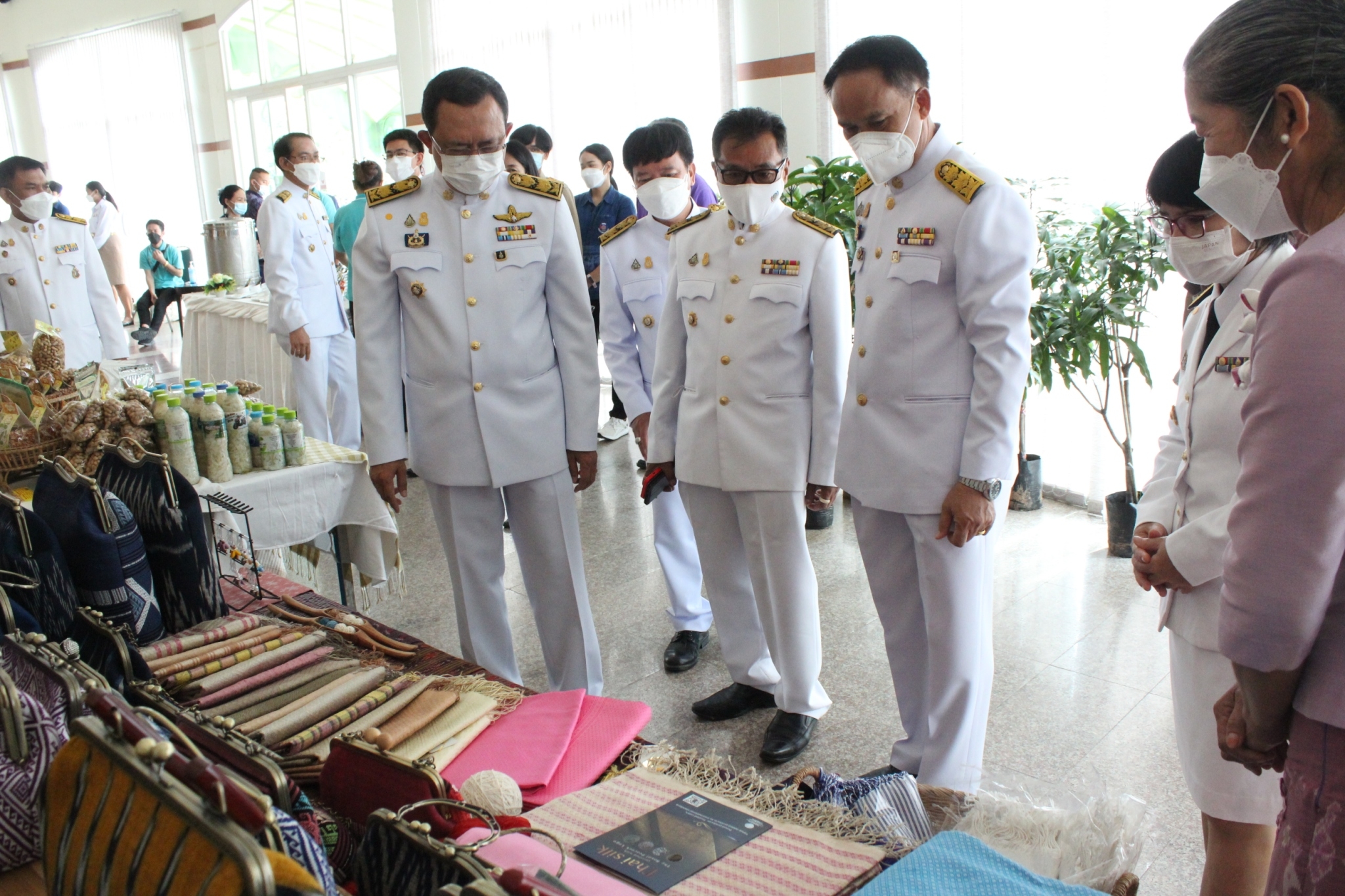 พช.ยโสธร จัดมหกรรมรวมพลังคนดีแห่งแผ่นดิน มอบโล่รางวัลพระราชทานหมู่บ้านเศรษฐกิจพอเพียง     “อยู่เย็น เป็นสุข”