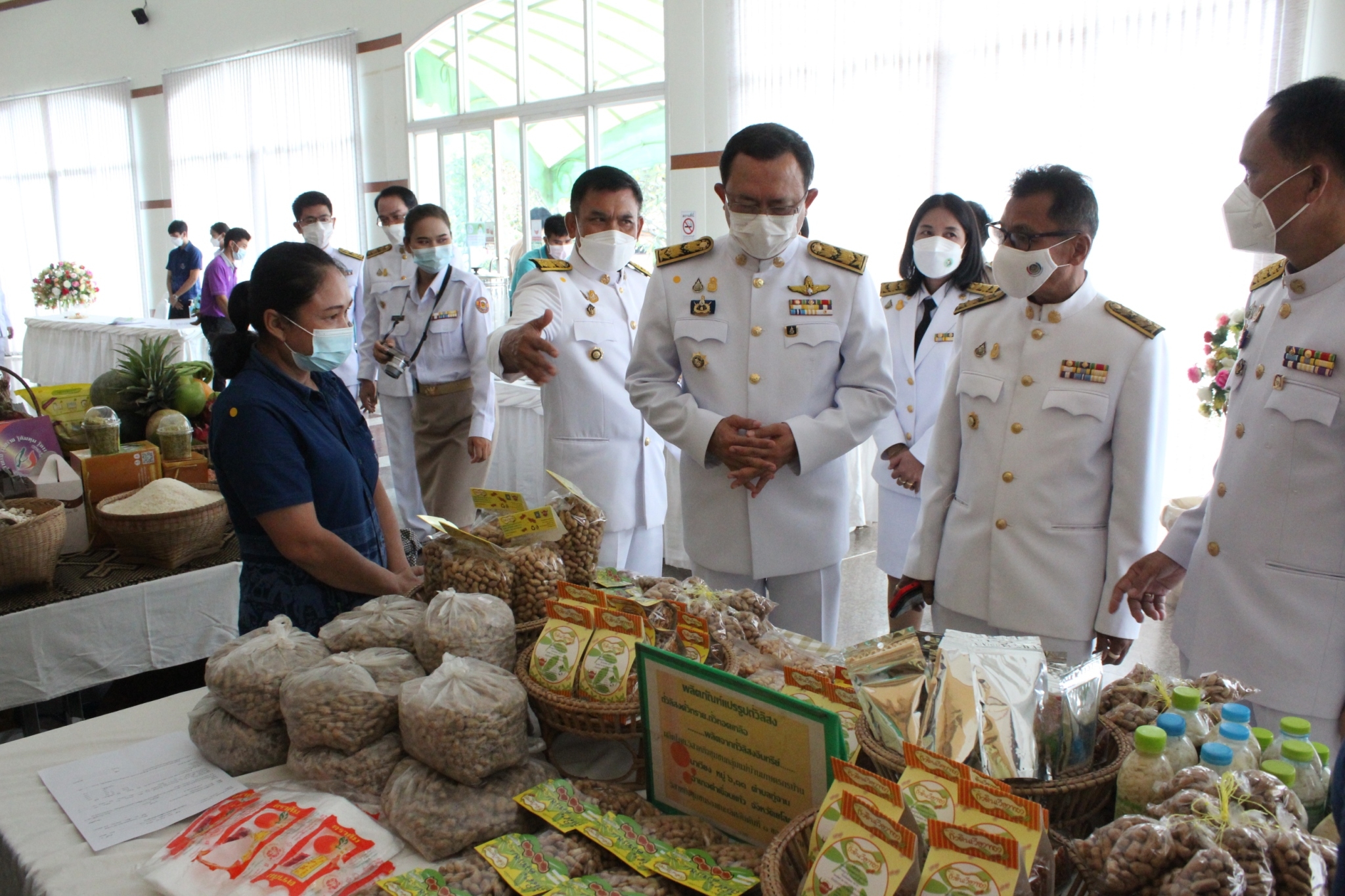 พช.ยโสธร จัดมหกรรมรวมพลังคนดีแห่งแผ่นดิน มอบโล่รางวัลพระราชทานหมู่บ้านเศรษฐกิจพอเพียง     “อยู่เย็น เป็นสุข”